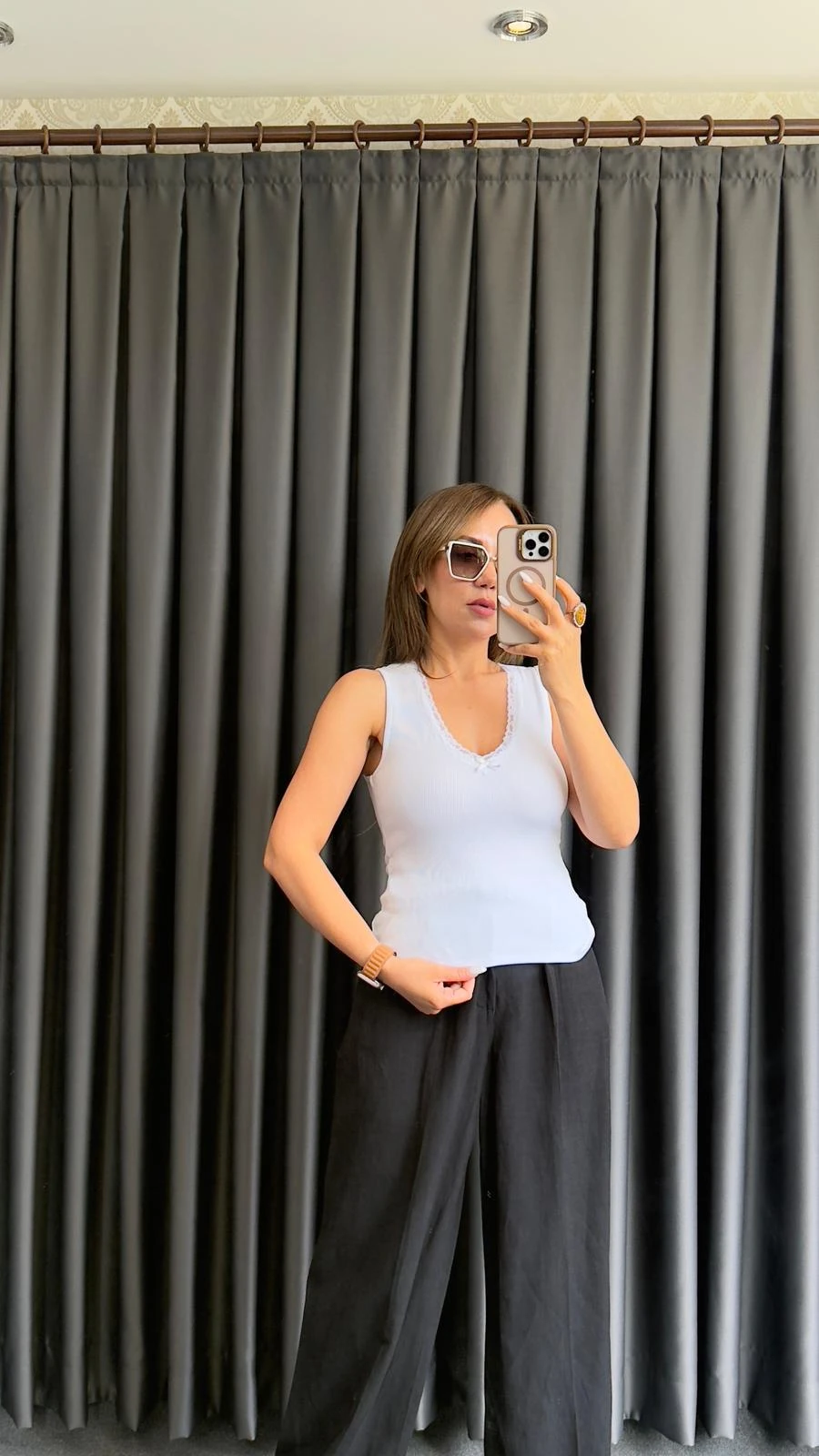 DANTEL İŞLEME V YAKA KOLSUZ BLUZ