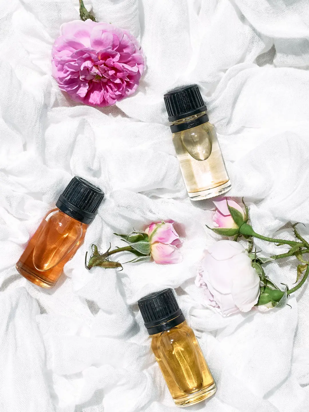 Doğal aromaterapi yağları cildin kendi kimyasıyla birleşerek özgün skin scent profilleri oluşturur