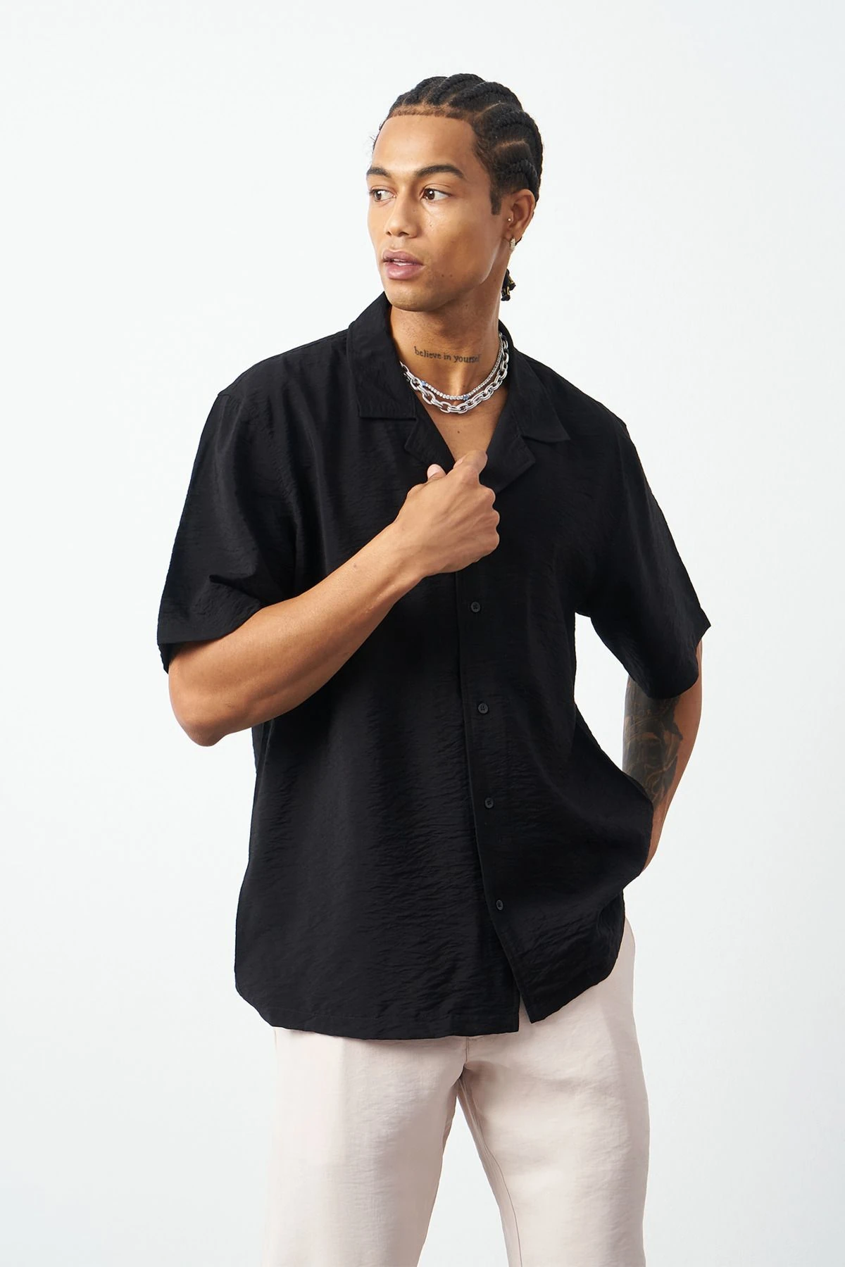 Erkek Oversize Gömlek, Yumuşak Tuşe Kumaş, Küba Yaka, Kısa Kollu Gömlek - Siyah