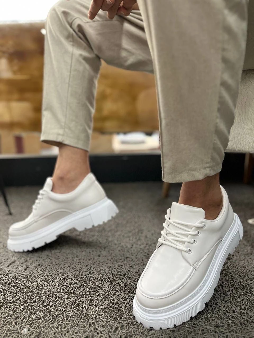 Clasik Model Beyaz Ayakkabı