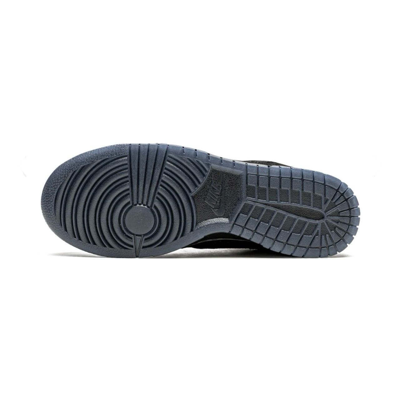 DUNK LOW SP "UNDEFEATED - BLACK"