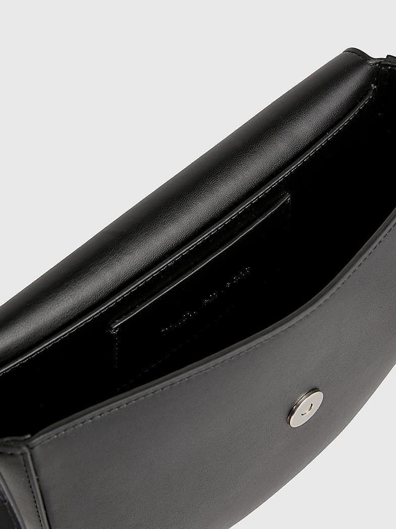 Calvin Klein  Sculpted Saddle-