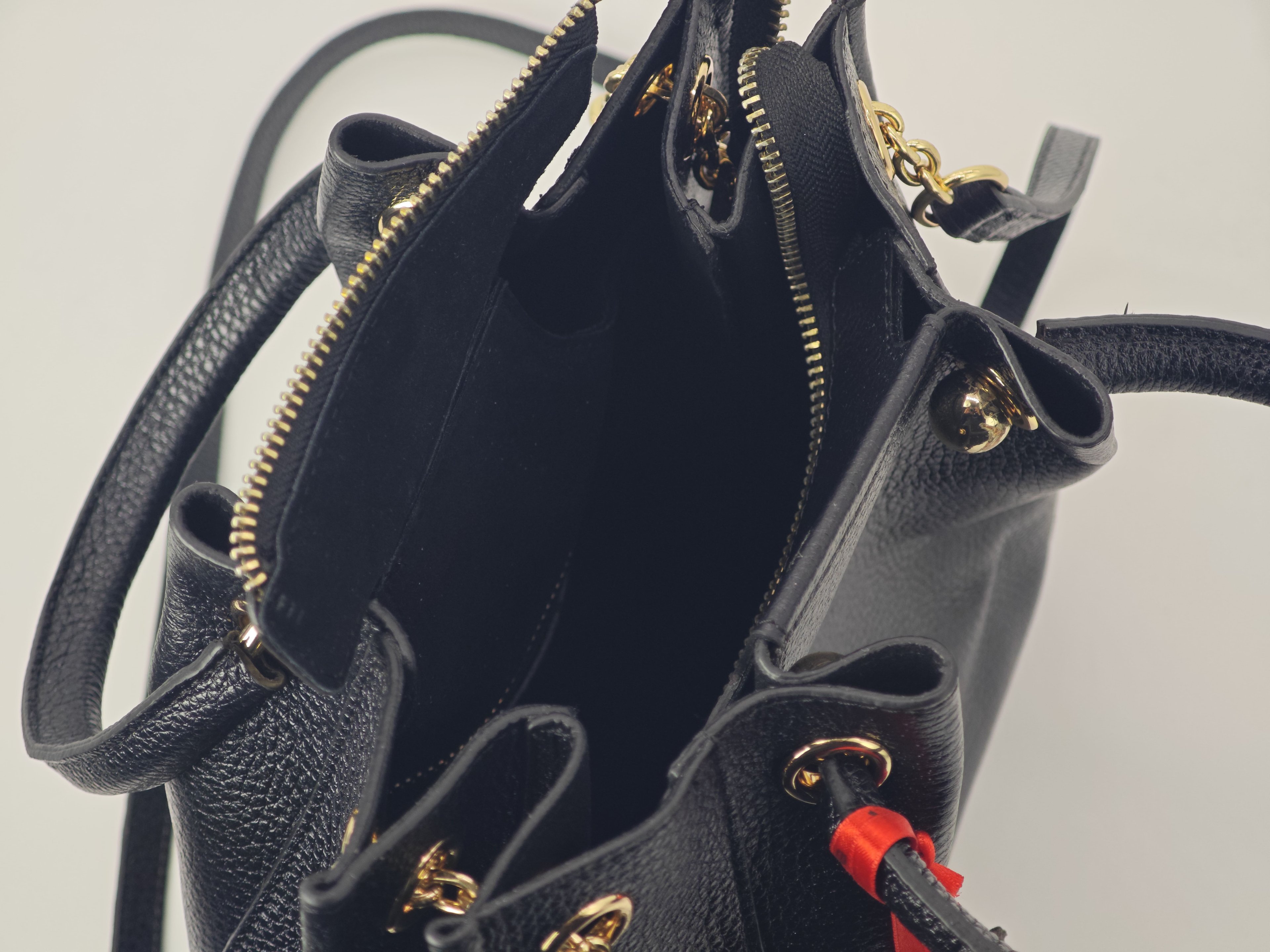 Bolso de Mujer de Cuero Auténtico en Color Negro - 40248, Estilo Deportivo y Moderno con Correa para el Hombro