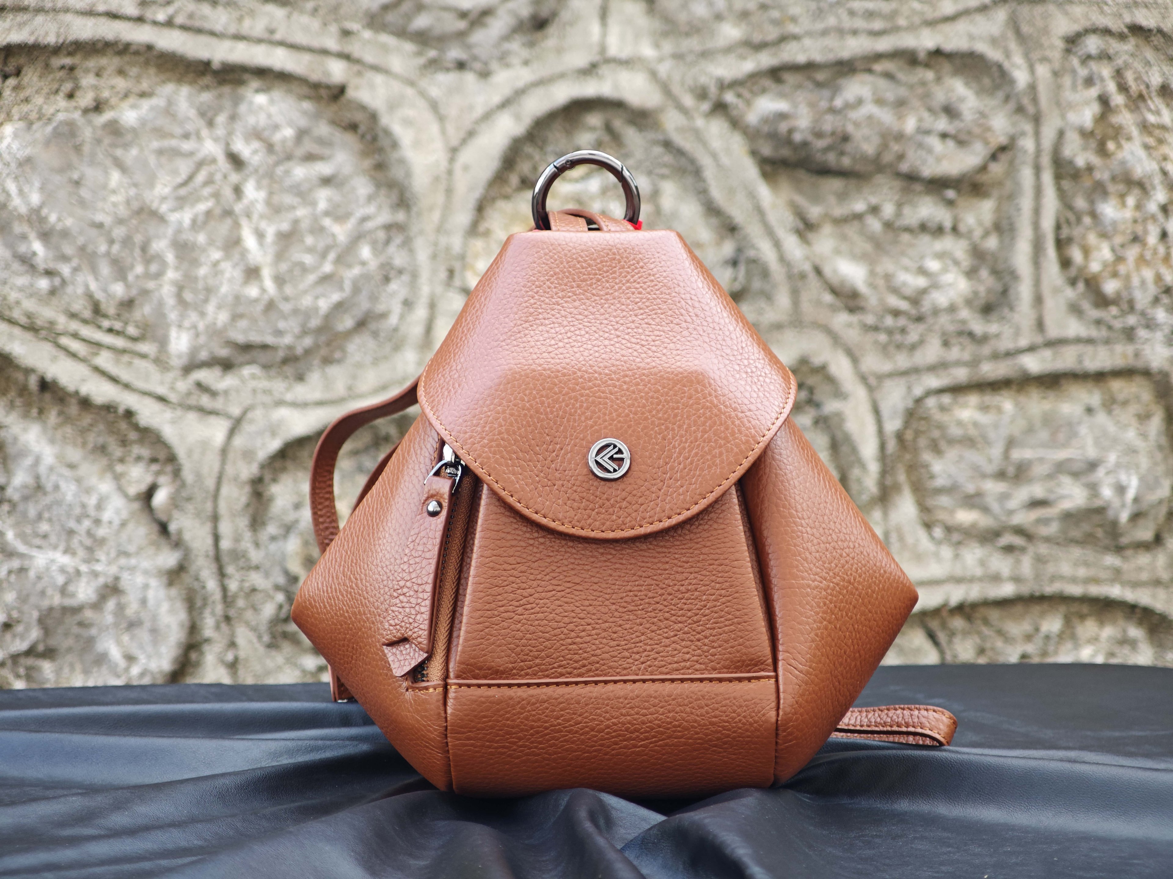 Mochila y bolso de cuero genuino en uno - Bolso de cuero con correa para el hombro 40439