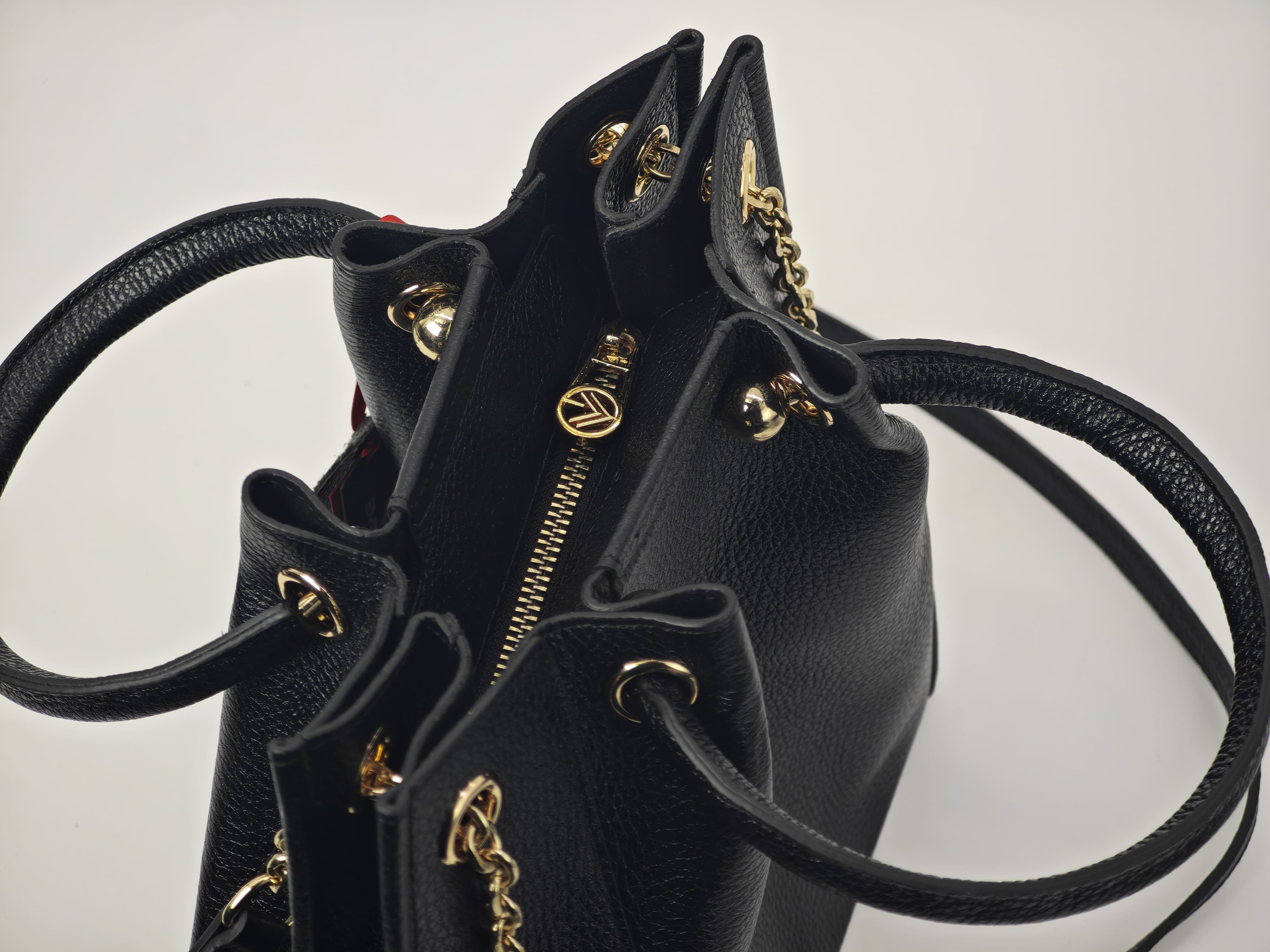 Bolso de Mujer de Cuero Auténtico en Color Negro - 40248, Estilo Deportivo y Moderno con Correa para el Hombro