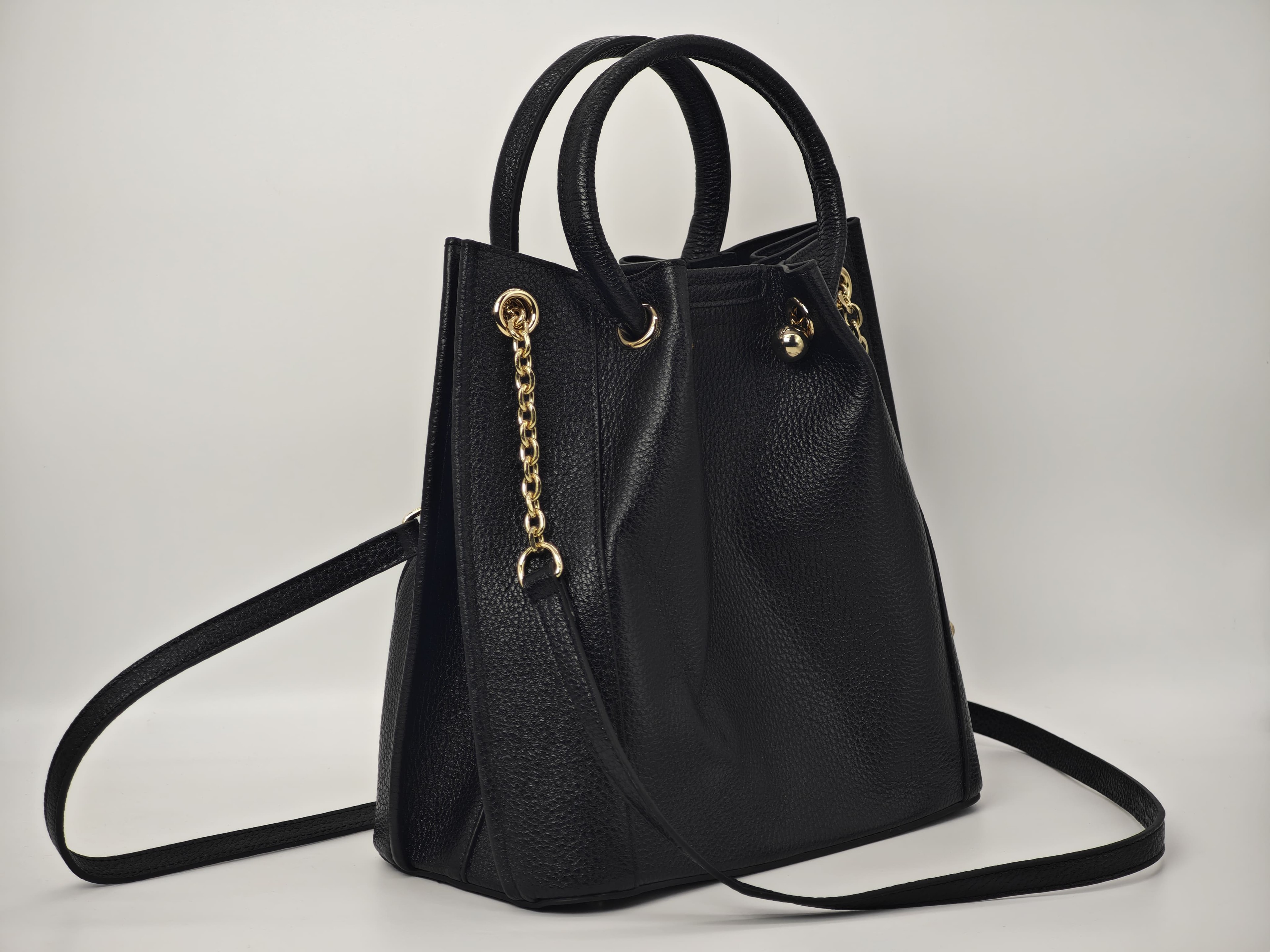 Bolso de Mujer de Cuero Auténtico en Color Negro - 40248, Estilo Deportivo y Moderno con Correa para el Hombro