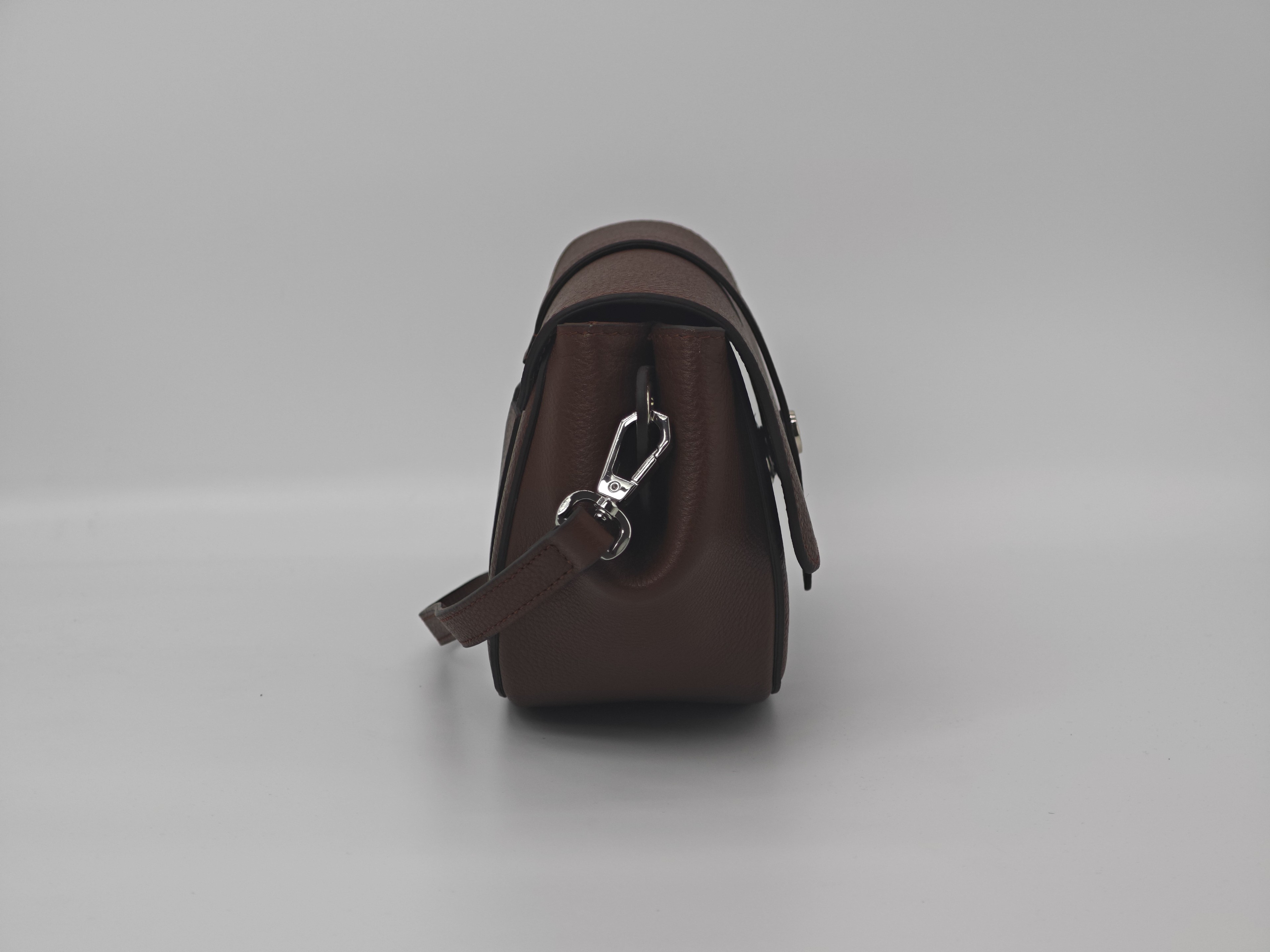 Bolso de cuero marrón, con correa para el hombro y múltiples compartimentos - 40436 Cuero genuino