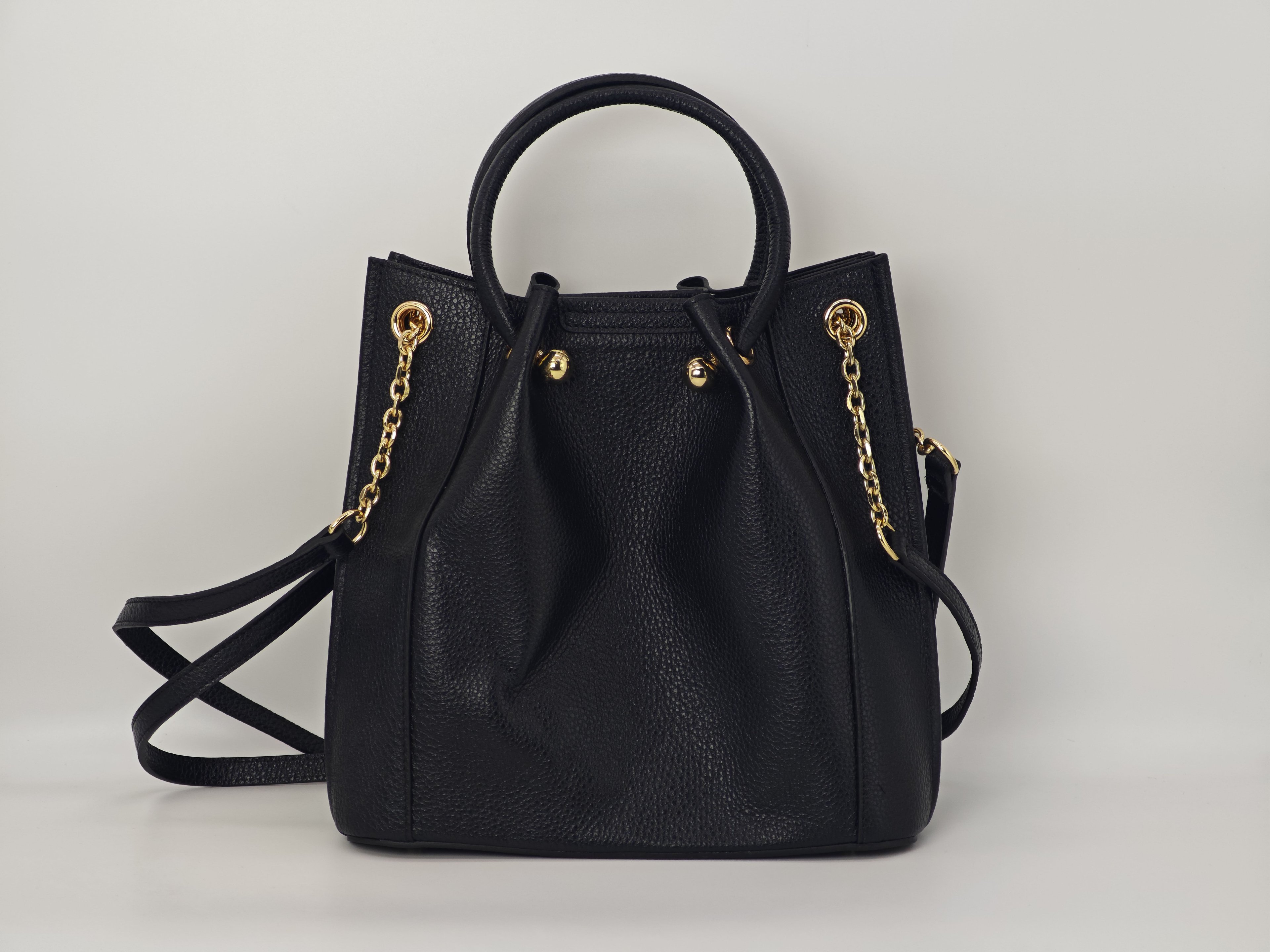 Bolso de Mujer de Cuero Auténtico en Color Negro - 40248, Estilo Deportivo y Moderno con Correa para el Hombro