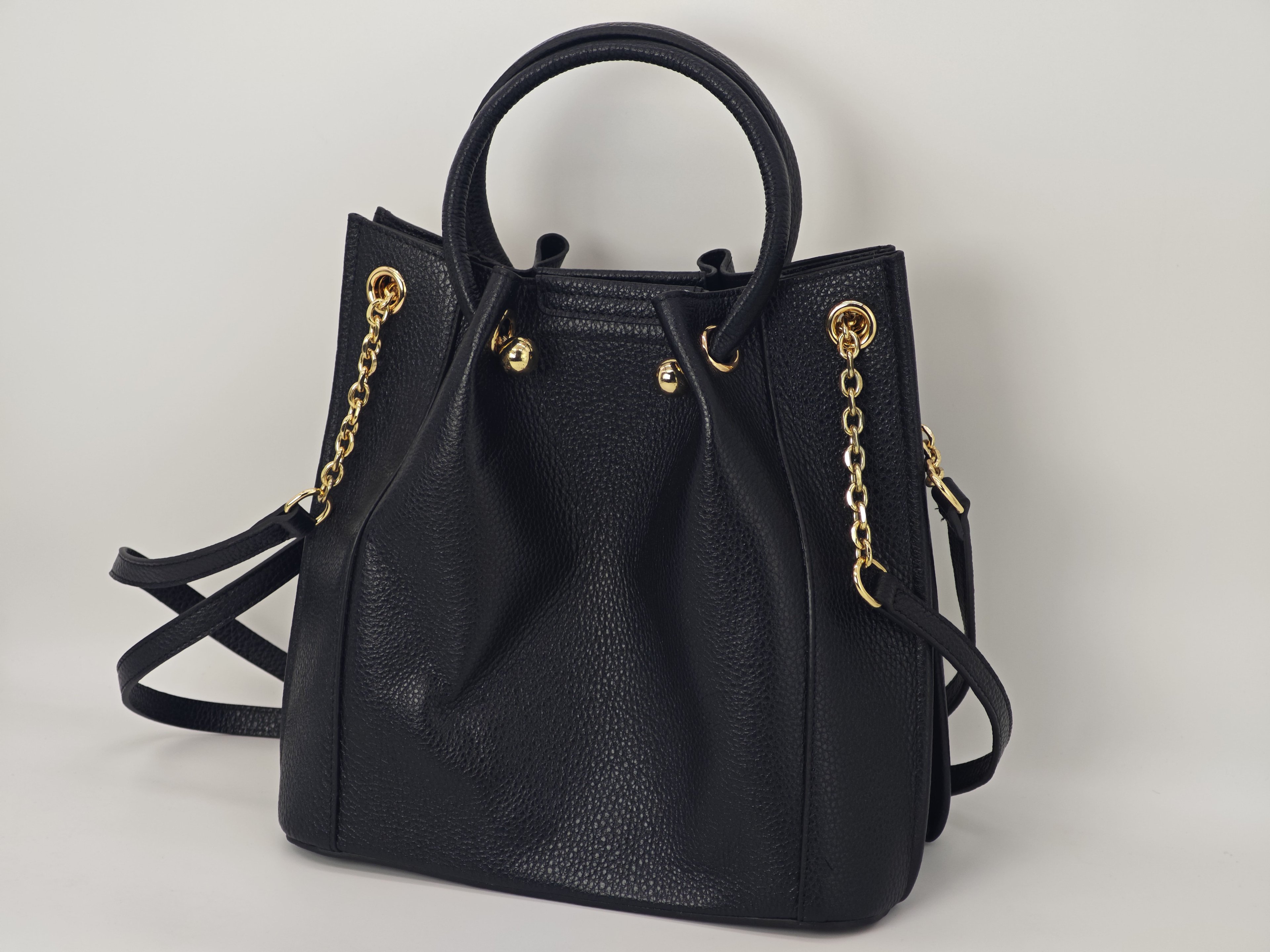 Bolso de Mujer de Cuero Auténtico en Color Negro - 40248, Estilo Deportivo y Moderno con Correa para el Hombro