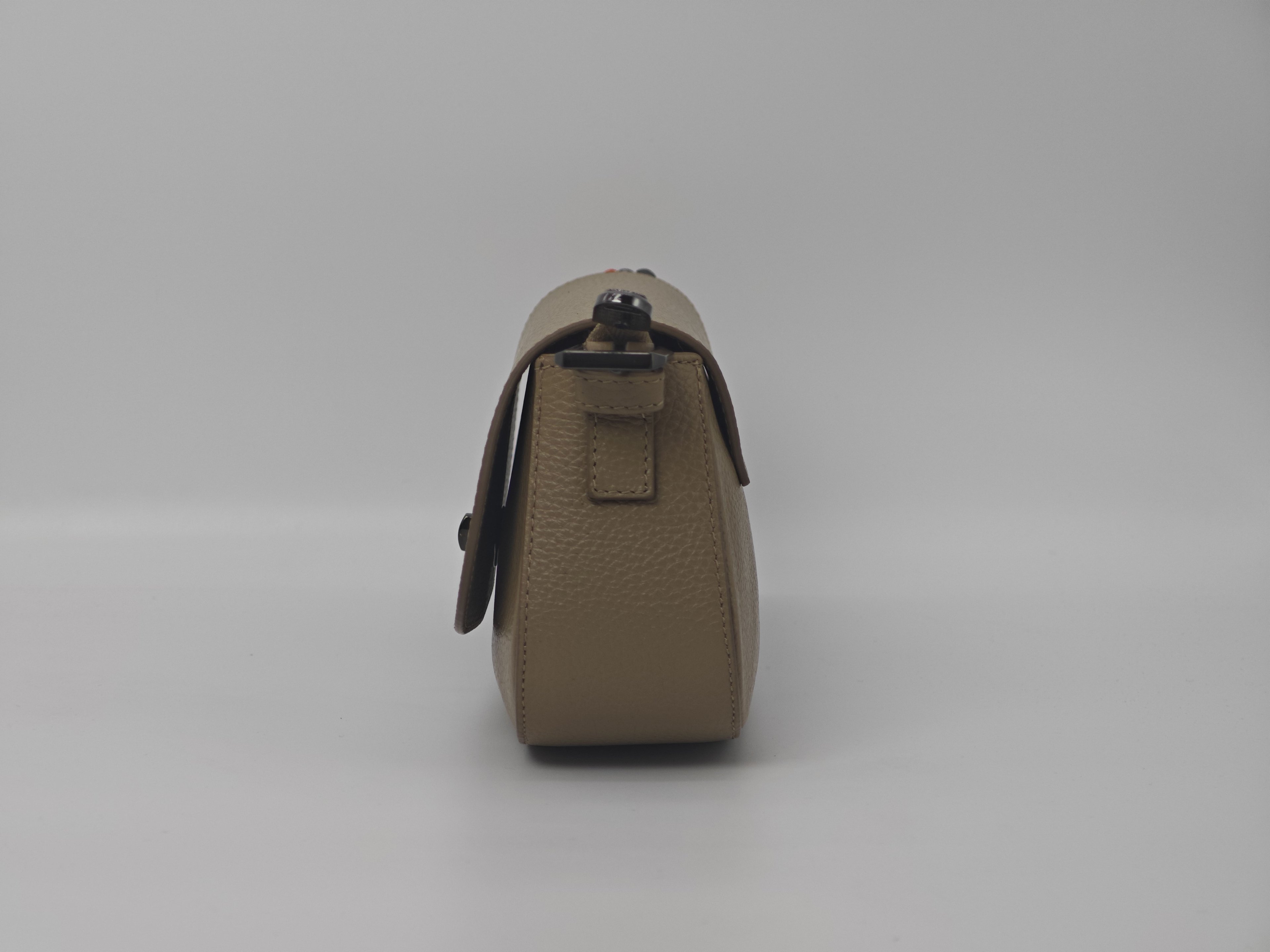 Bolso de Cuero Color Visón - Cuero Auténtico con Correa para el Hombro y Accesorio de Cadena, Cuero Auténtico 40438