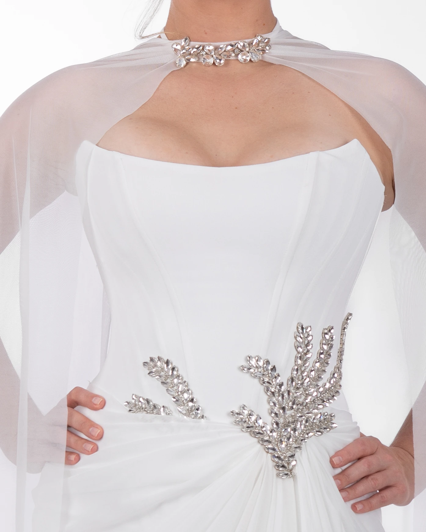 Sargas – Kristal Taş Detaylı, Şifon Pelerinli Zarif Tasarım