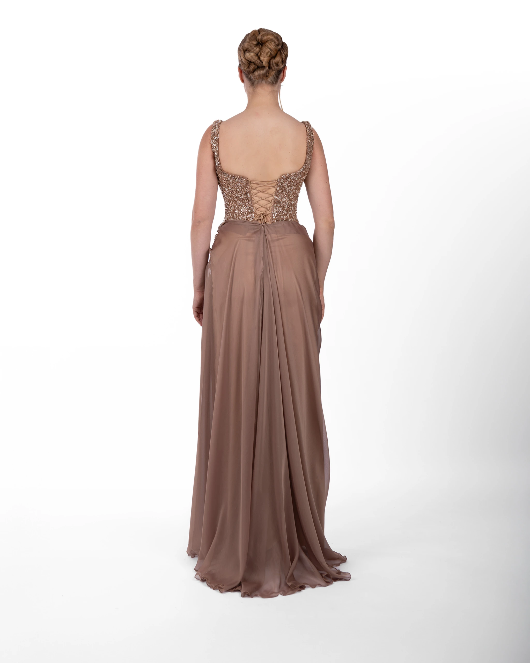 Bronze Glow Abiye – Işıltılı Taş İşlemeli Drapeli Yırtmaçlı Model