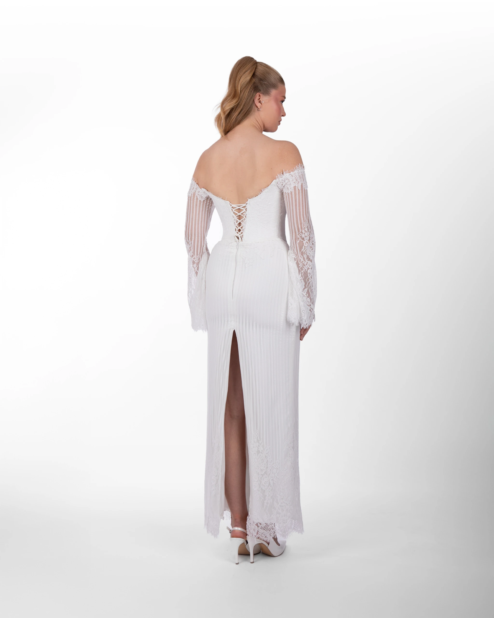 Dream – Dantel Kollu Omuzları Açık Zarif Tasarım