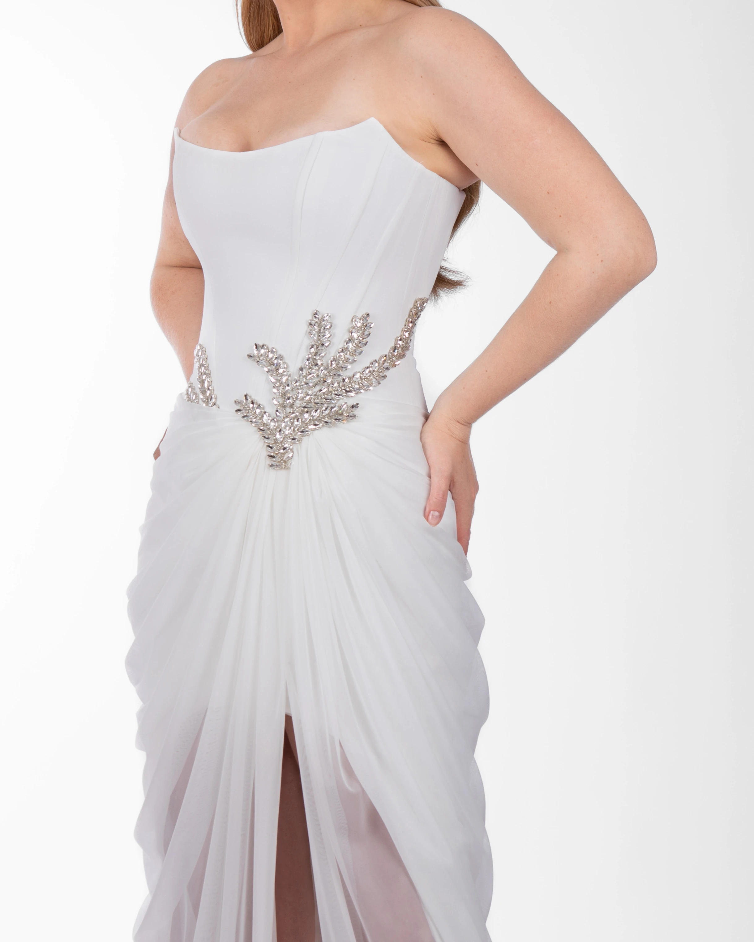 Sargas – Kristal Taş Detaylı, Şifon Pelerinli Zarif Tasarım