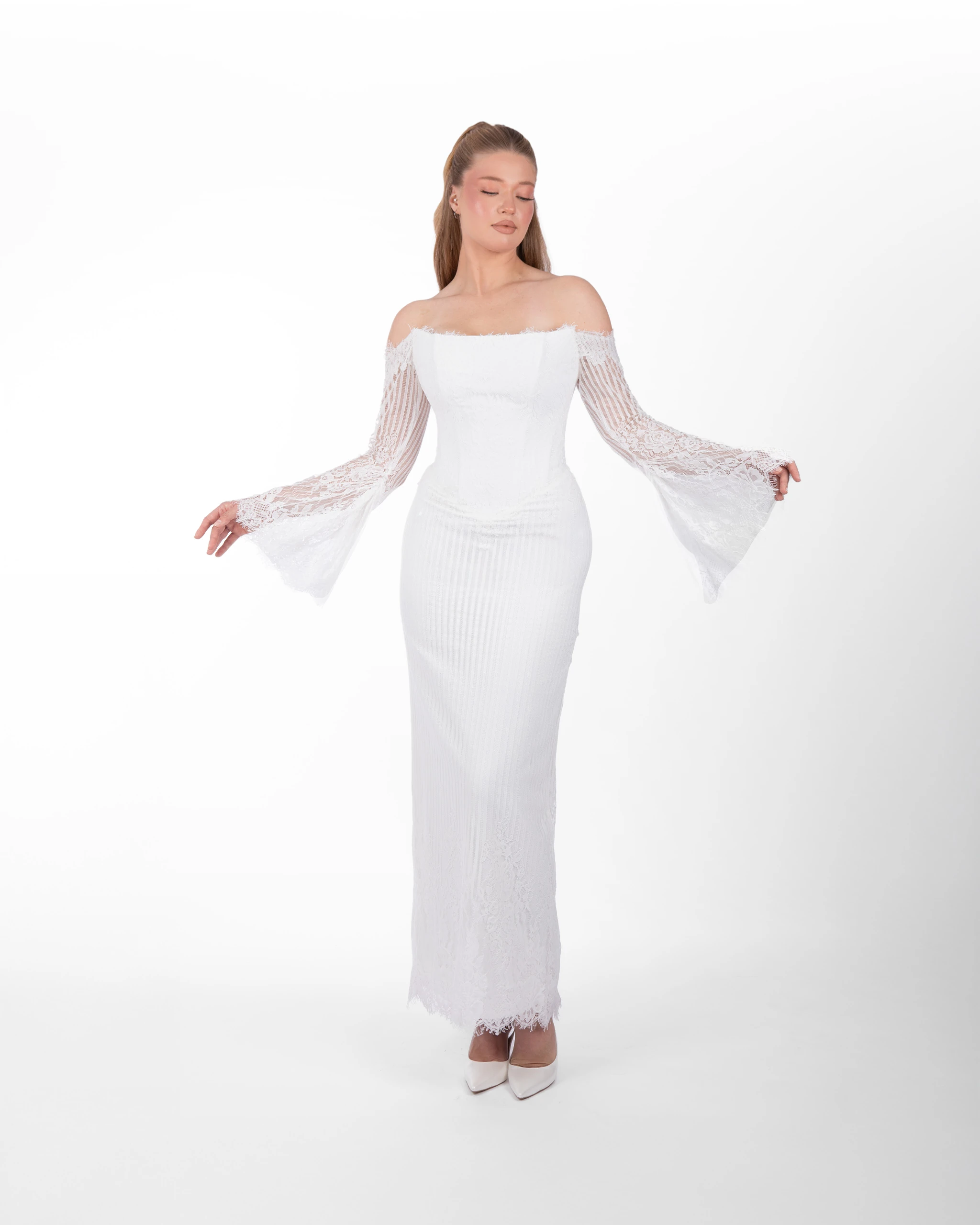 Dream – Dantel Kollu Omuzları Açık Zarif Tasarım