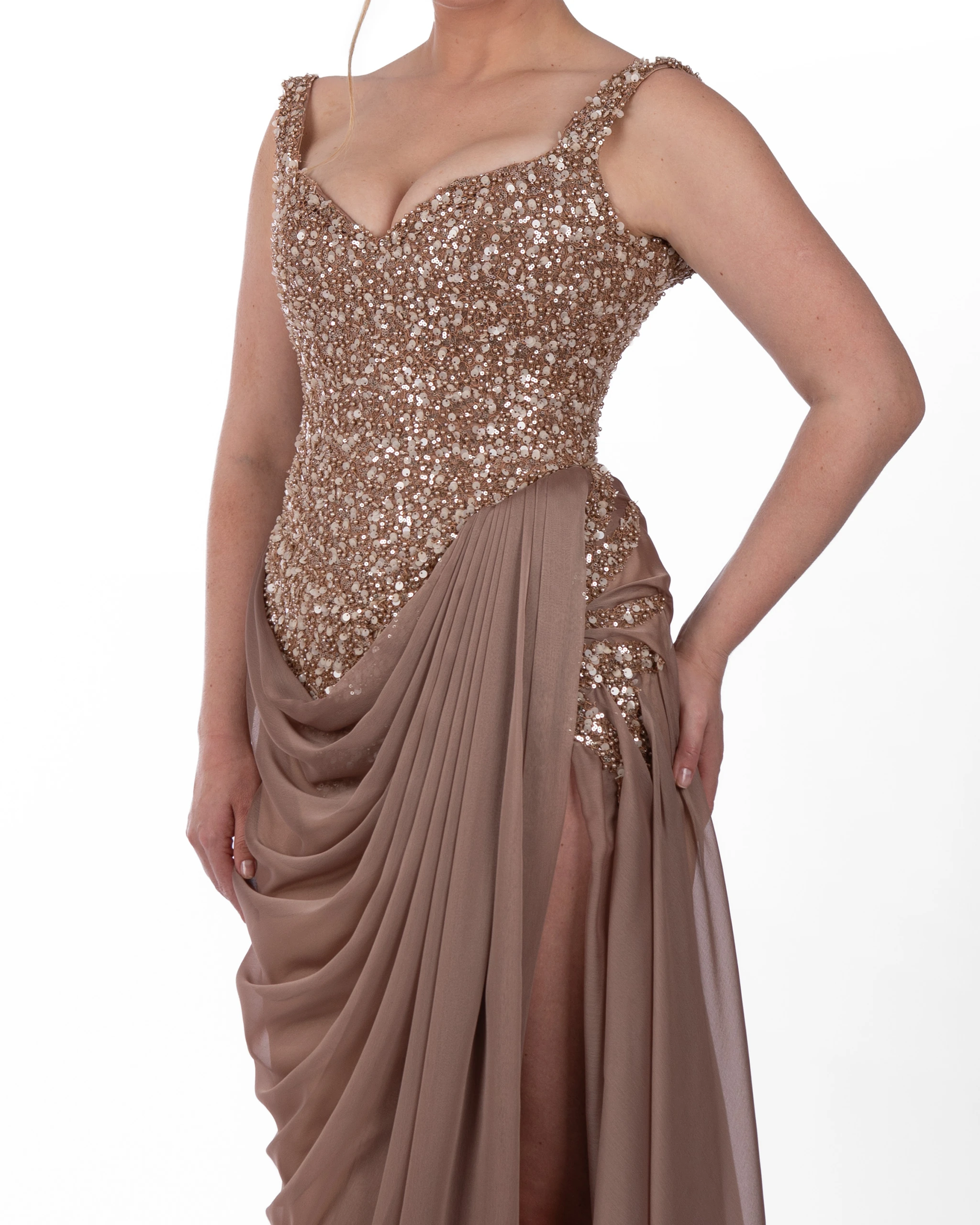 Bronze Glow Abiye – Işıltılı Taş İşlemeli Drapeli Yırtmaçlı Model