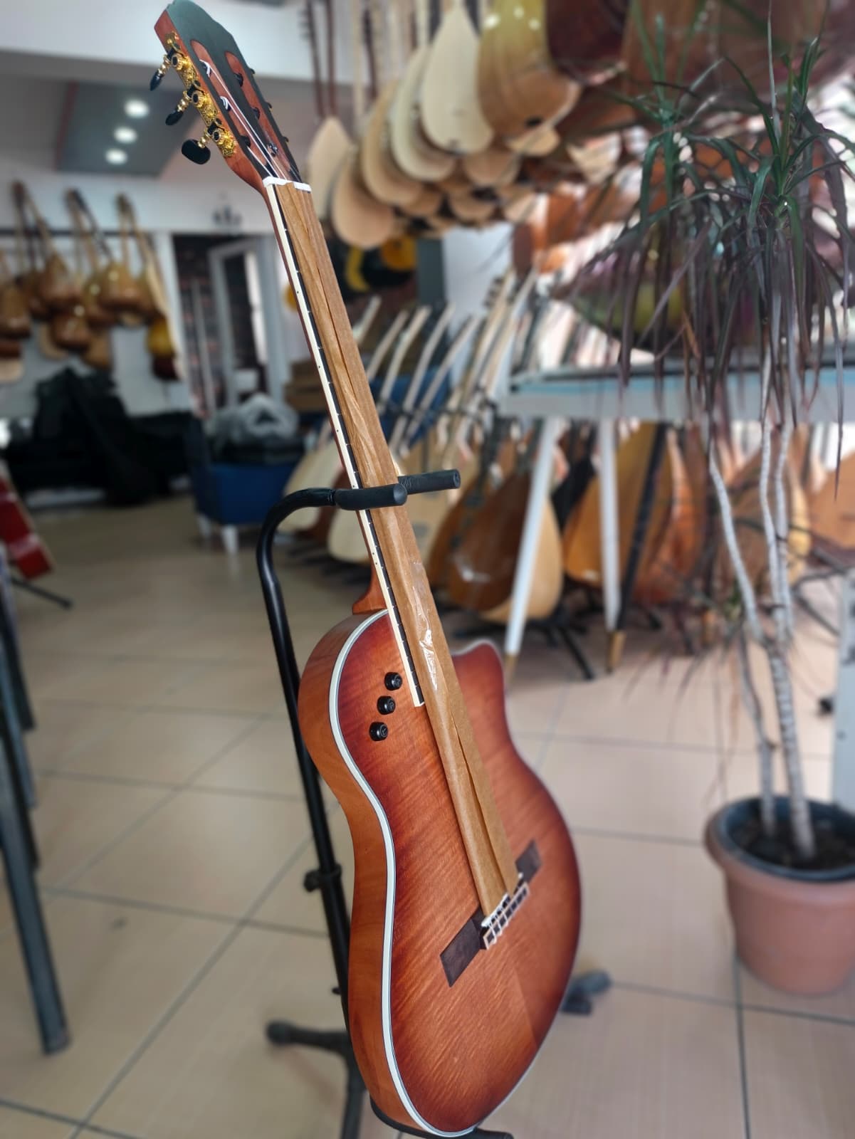 Godin Kasa Elektro Klasik Gitar (soft kılıf+pena)