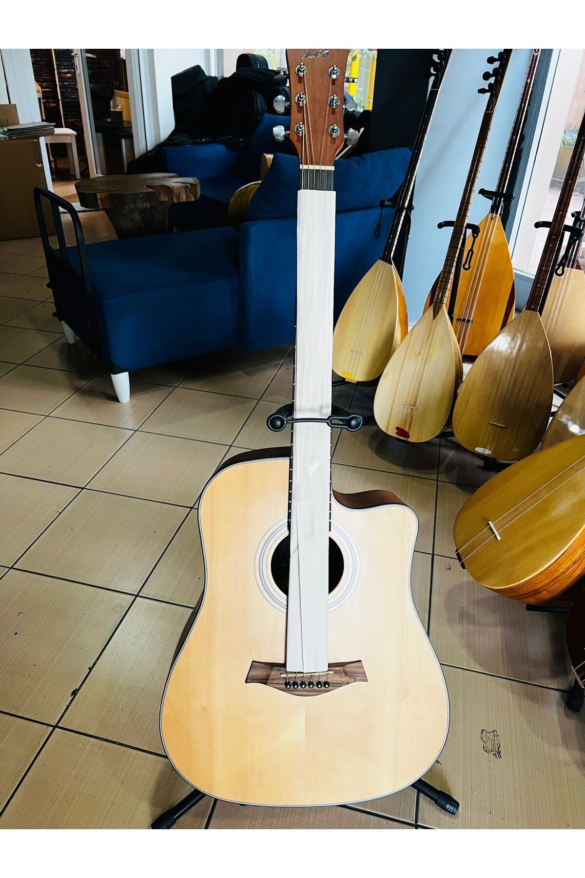 Jumbo kasa akustik gitar