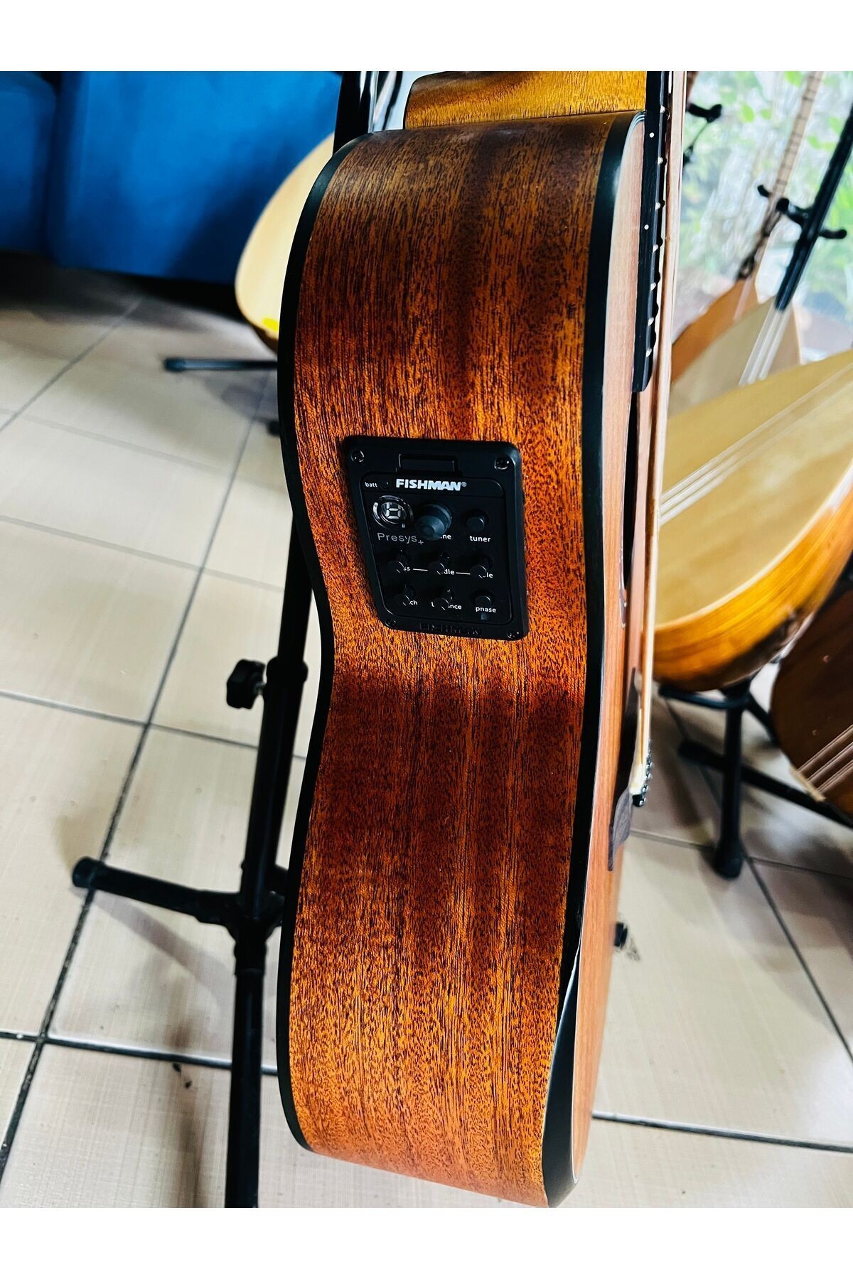 Lea elektro akustik jumbo kasa sahne gitarı