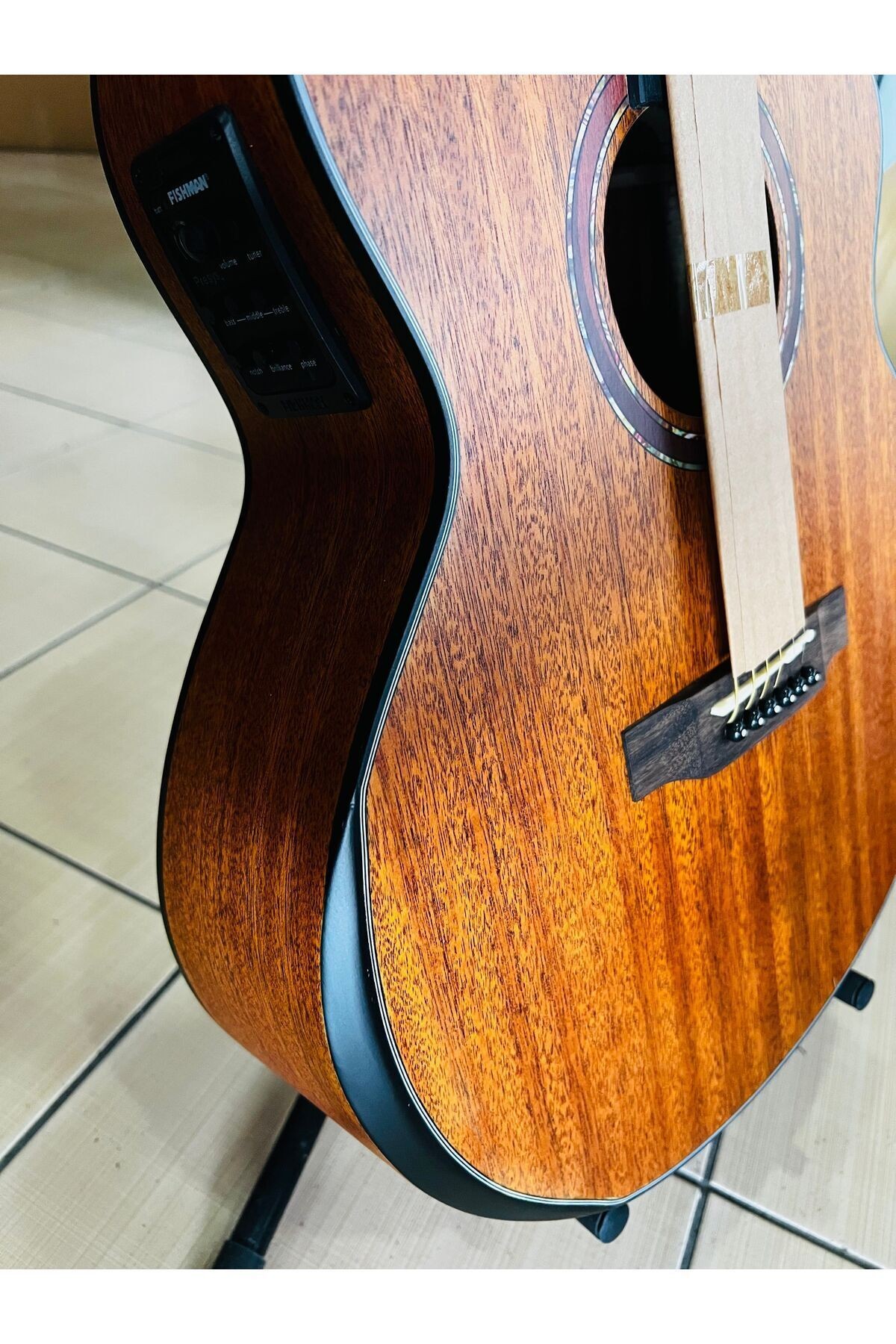 Lea elektro akustik jumbo kasa sahne gitarı