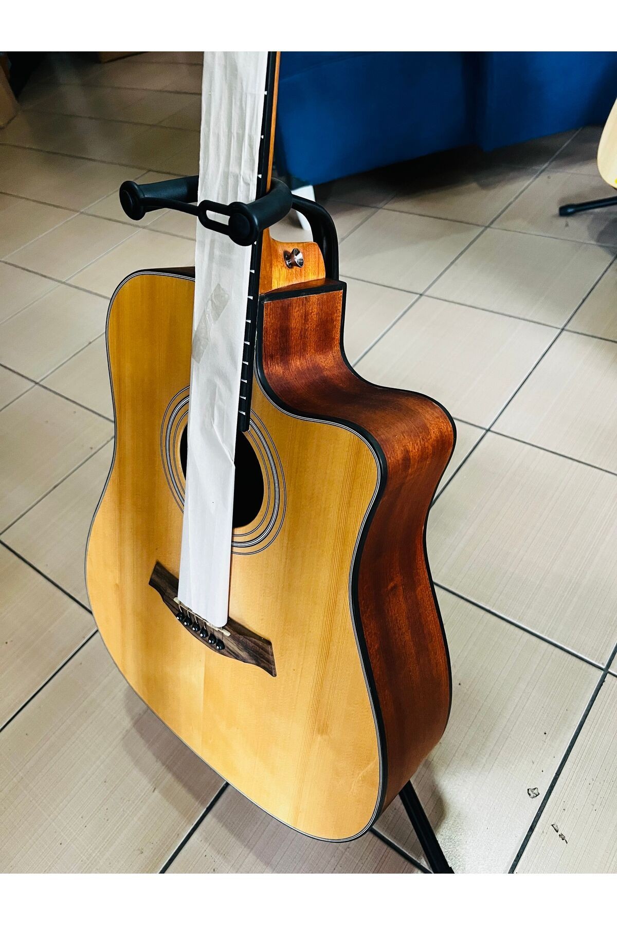 Jumbo kasa akustik gitar