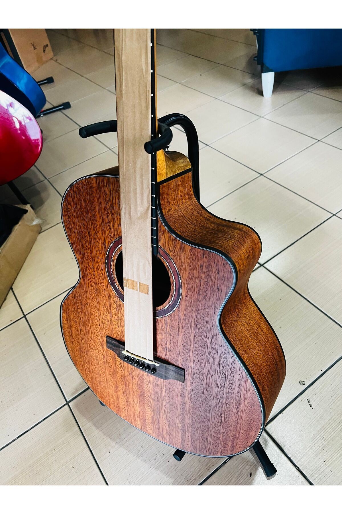 Lea elektro akustik jumbo kasa sahne gitarı