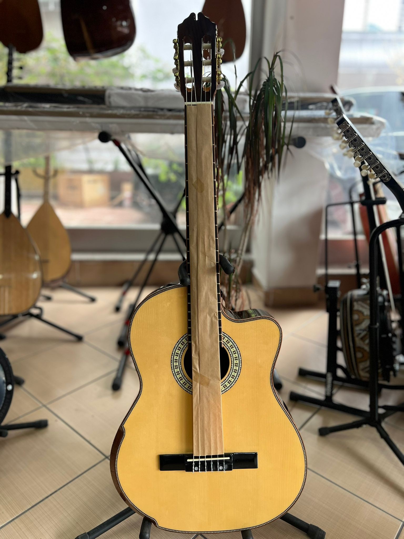 El Yapımı Elektro Klasik Gitar (kılıf ve pena hediye)
