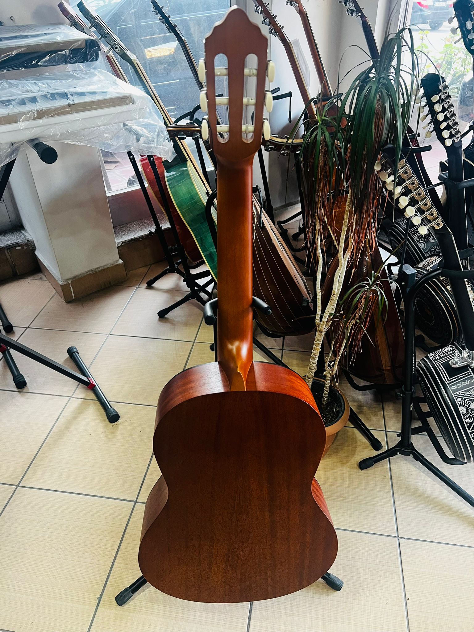 Valencia VC-204 Klasik Gitar (kılıf ve pena hediye)