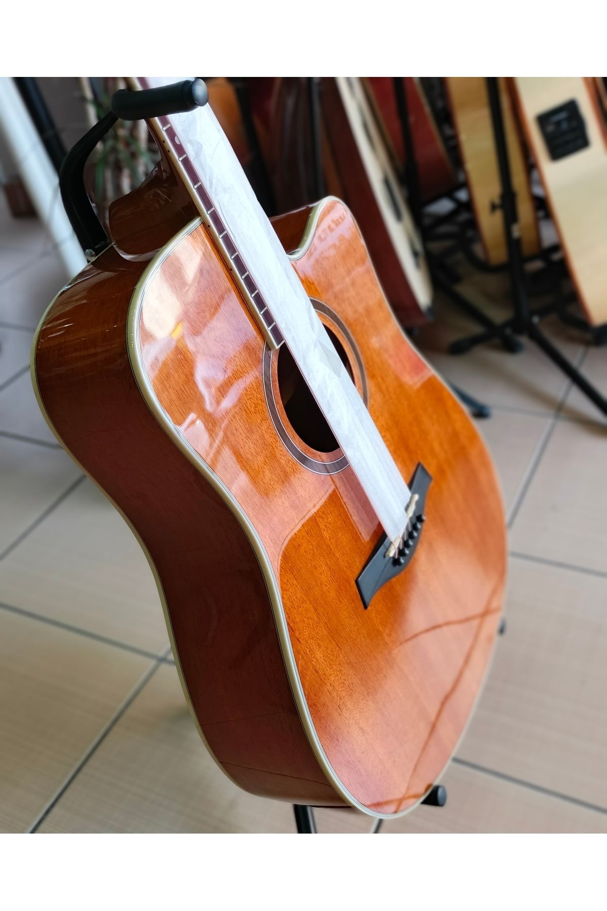 Maun Ağacı Kesik Kasa Akustik Gitar