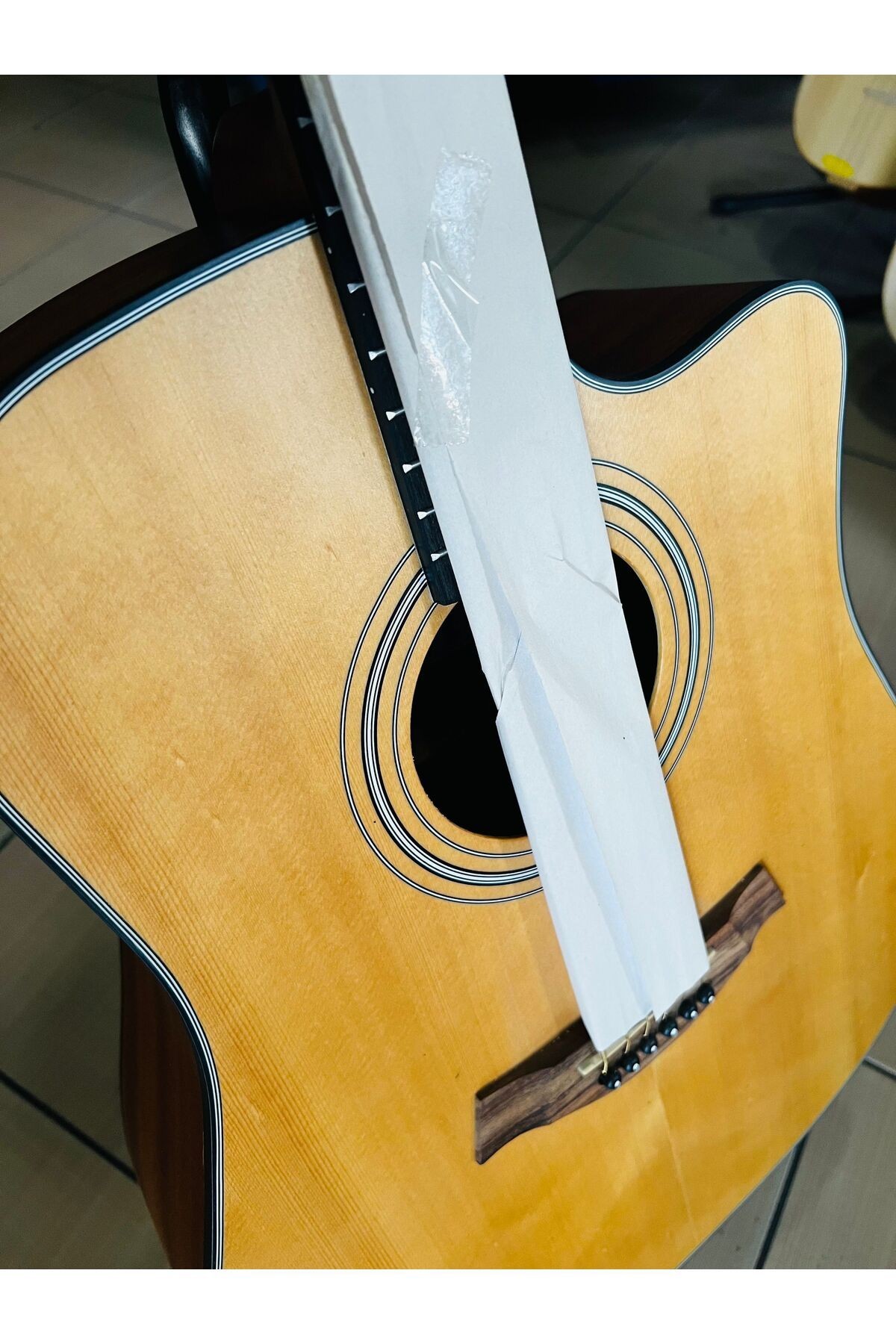 Jumbo kasa akustik gitar