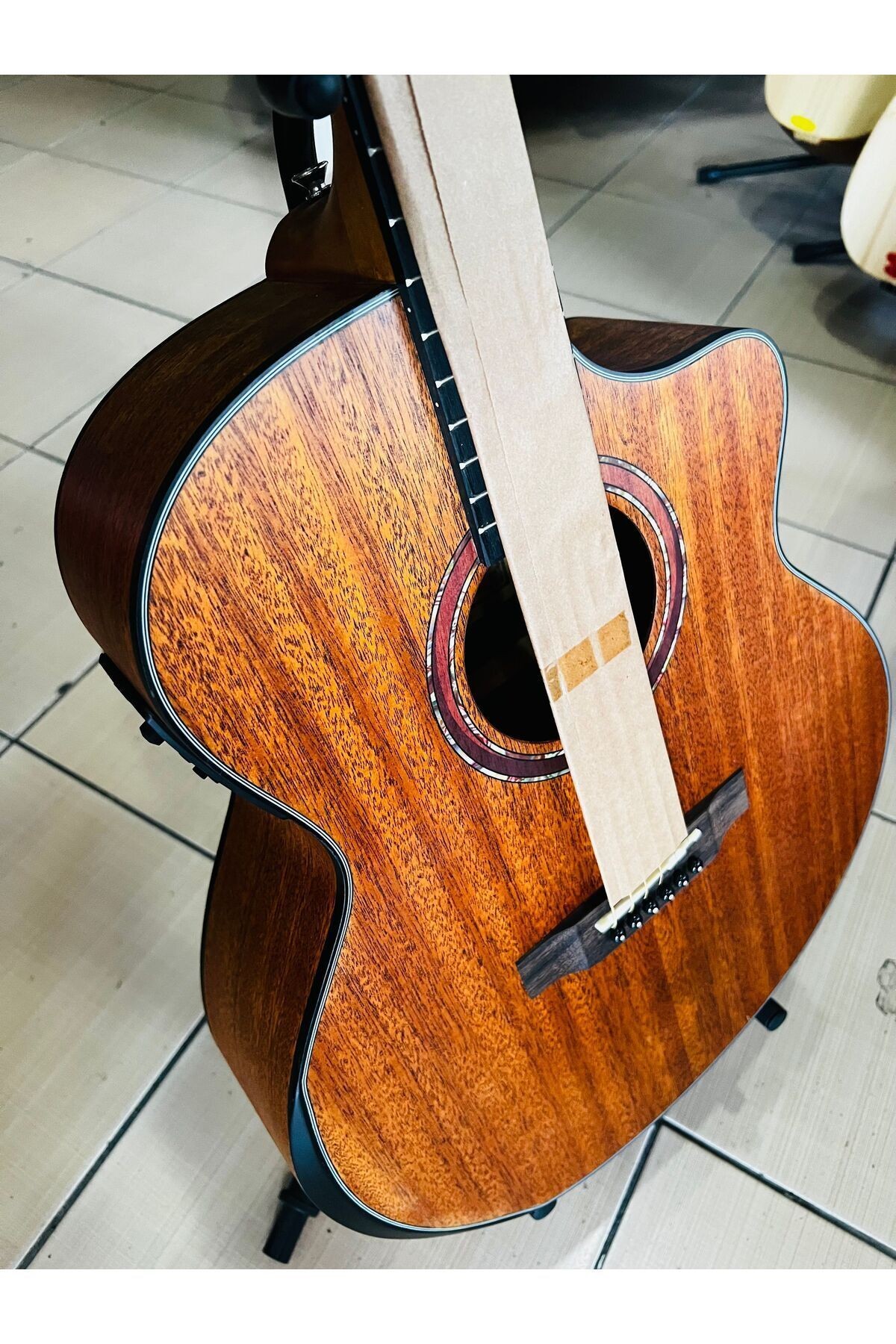 Lea elektro akustik jumbo kasa sahne gitarı