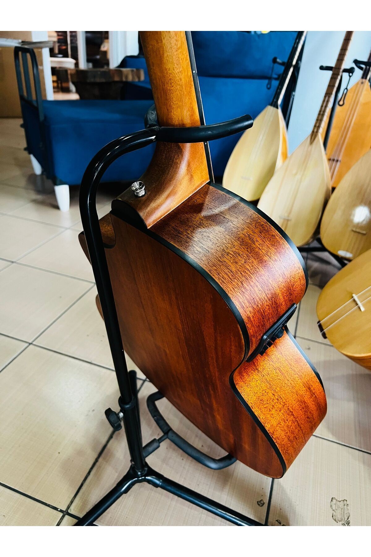 Lea elektro akustik jumbo kasa sahne gitarı