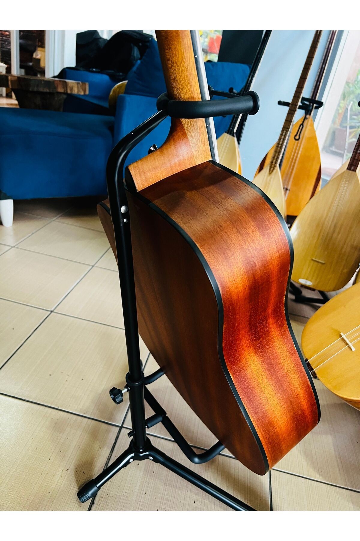 Jumbo kasa akustik gitar