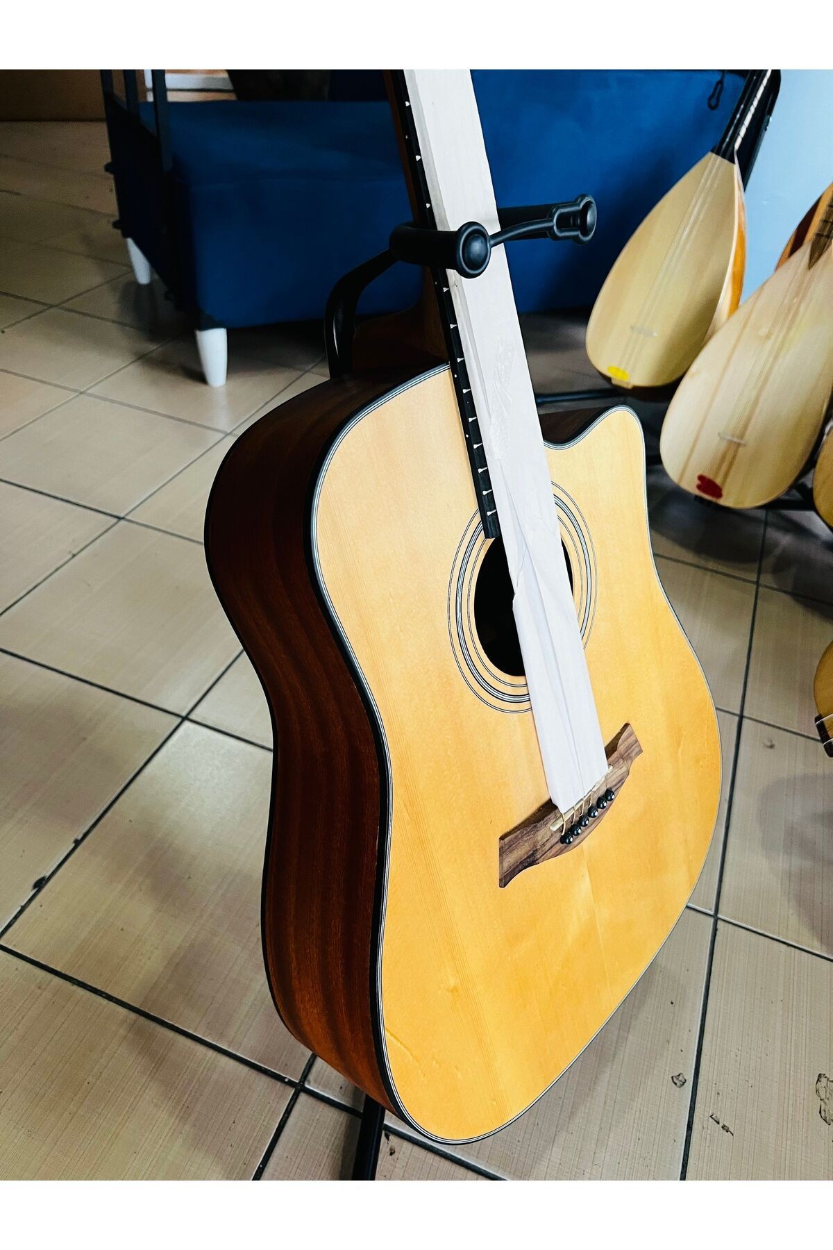Jumbo kasa akustik gitar