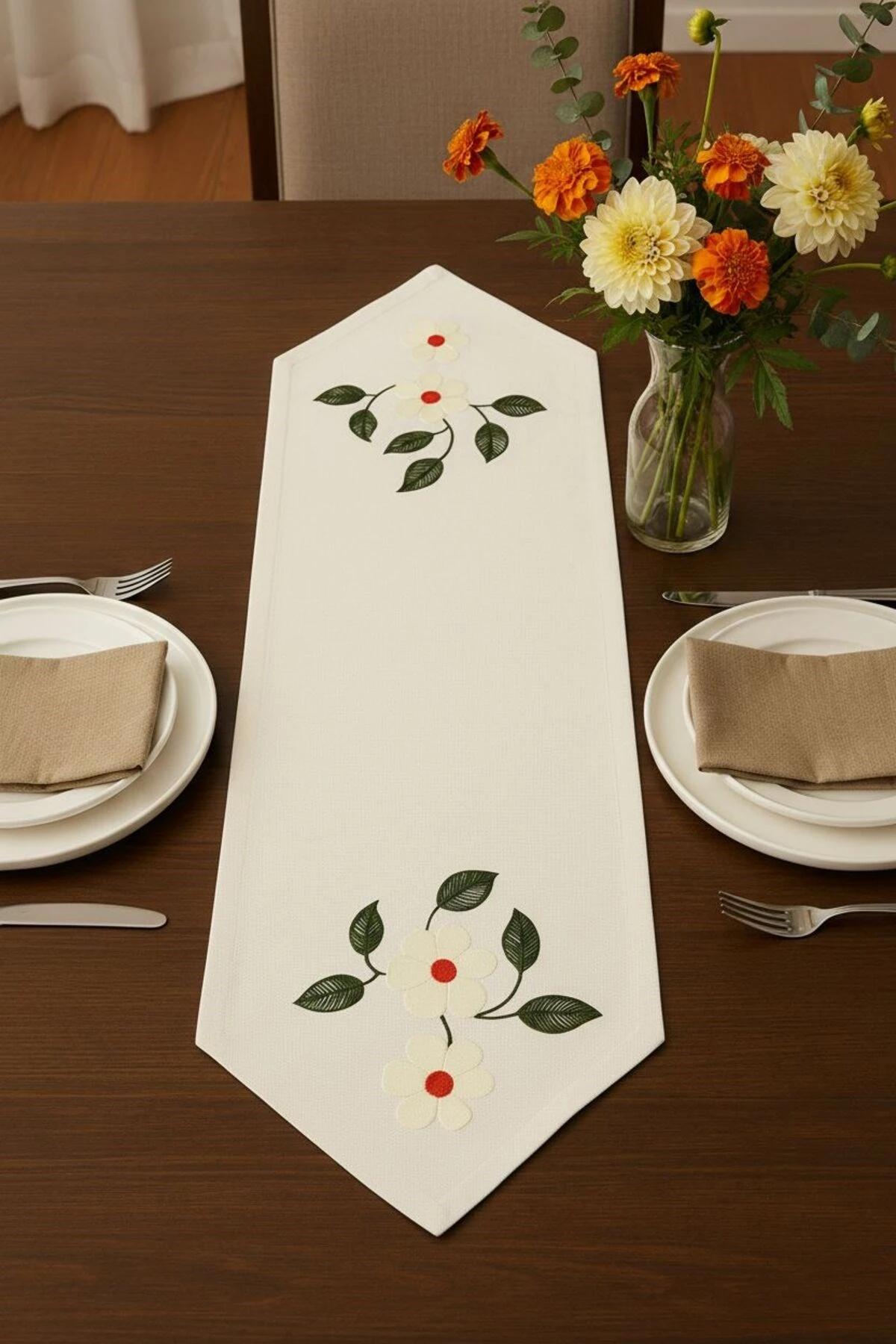 Skye Keten Nakış İşlemeli Üçgen Bitişli Yıkanabilir Mutfak Salon Sehpa Yemek Masa Örtüsü Runner