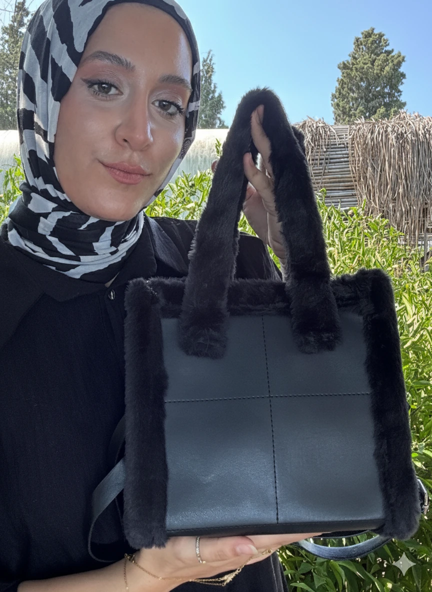 Tüylü Detaylı Siyah Omuz Çantası 
