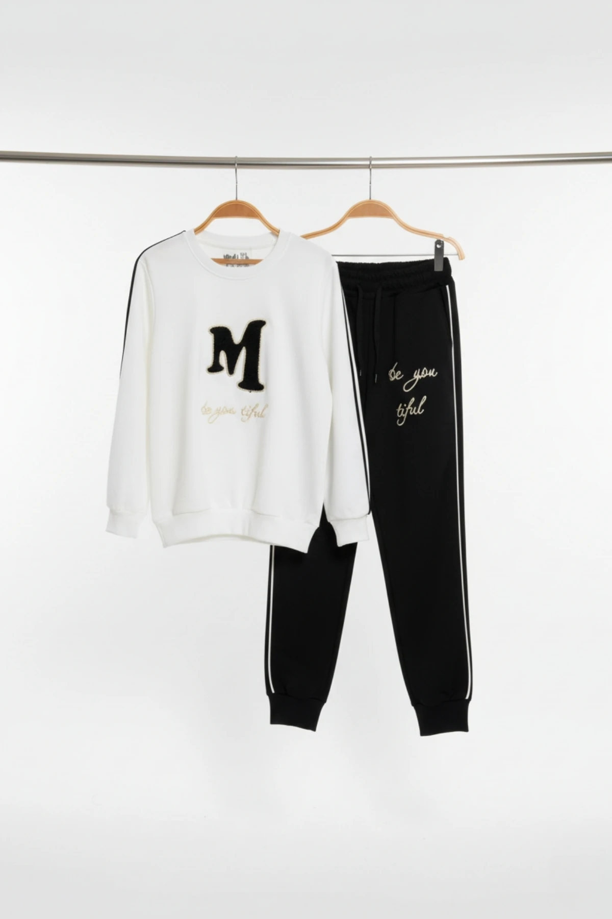 "M" Aplike ve Yan Şeritli Siyah Beyaz Çocuk Eşofman Takımı