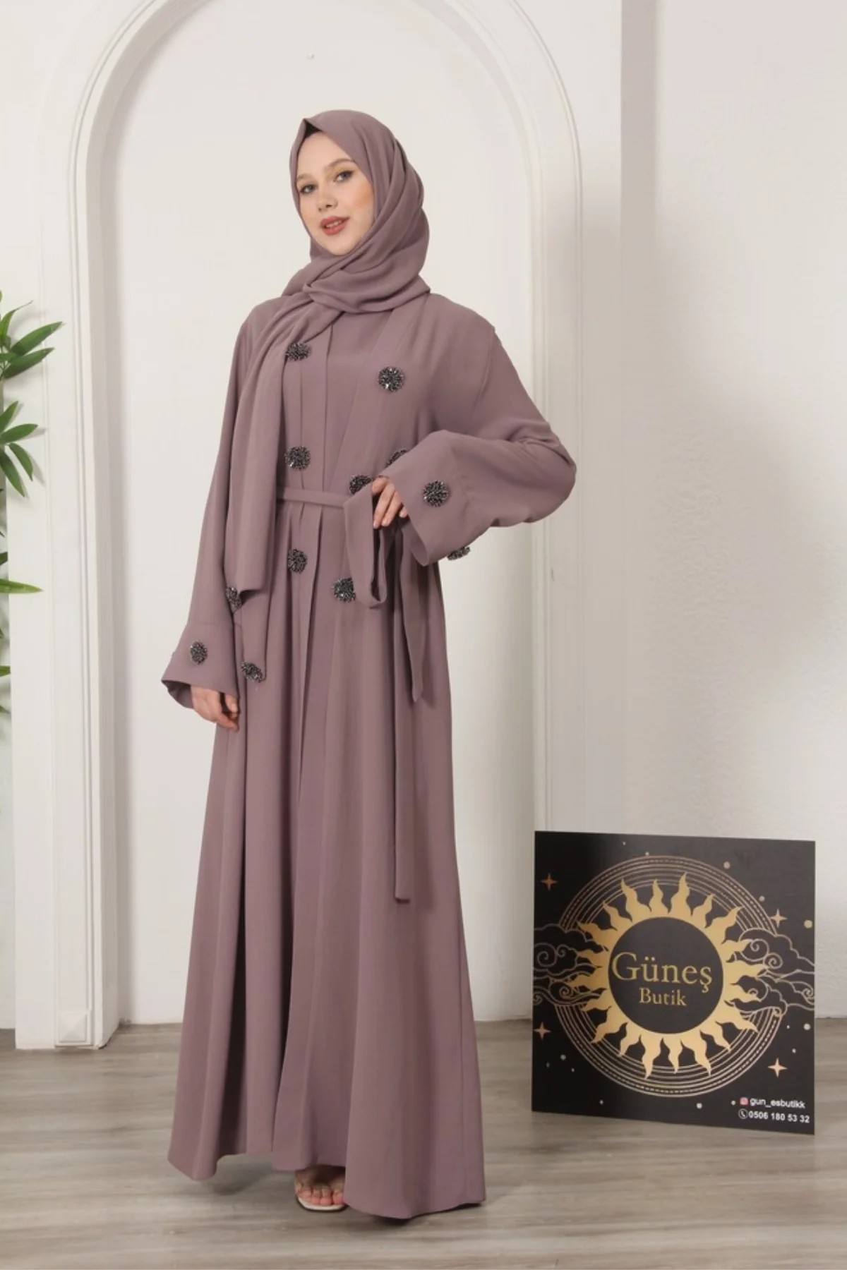 Broşlu Abaya