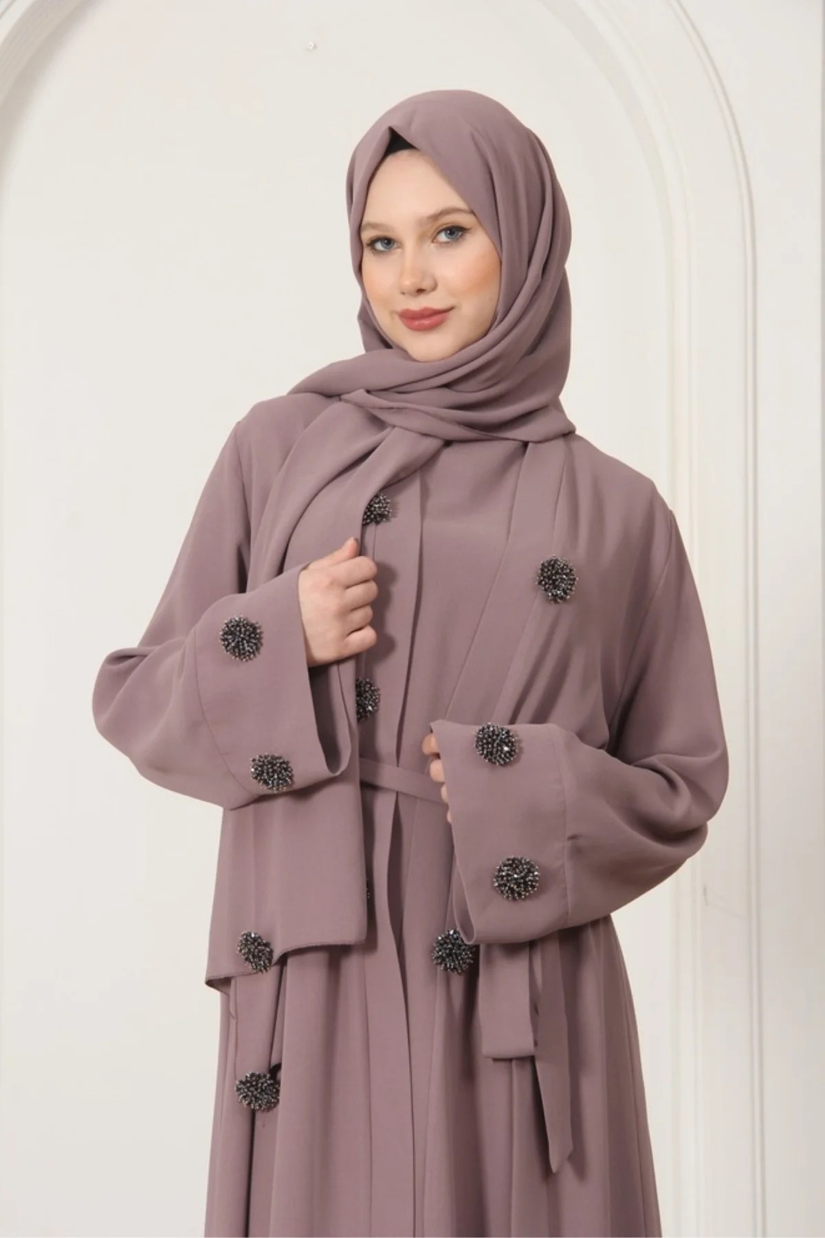 Broşlu Abaya