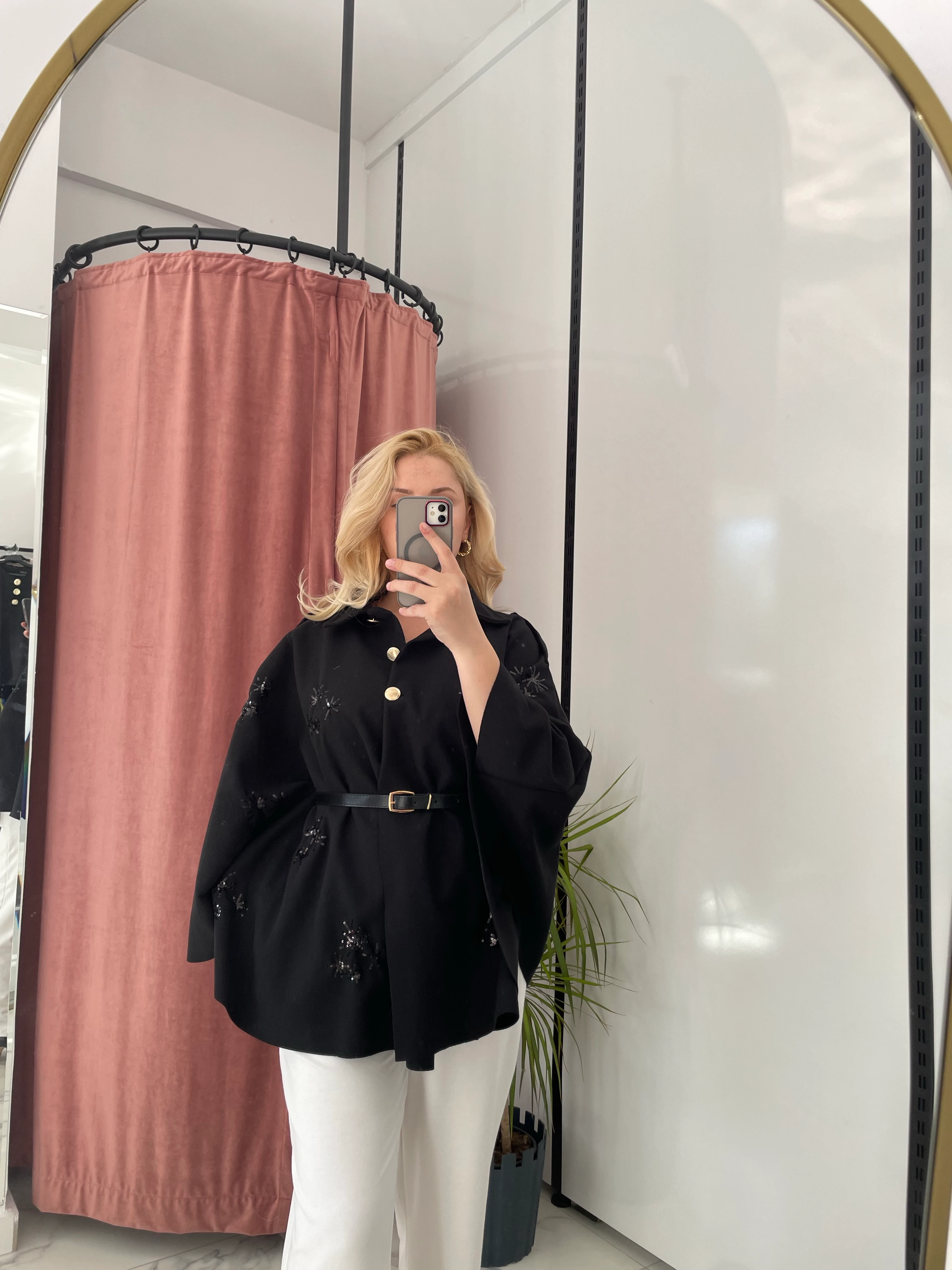 İşleme Detaylı Kemerli Siyah Panço