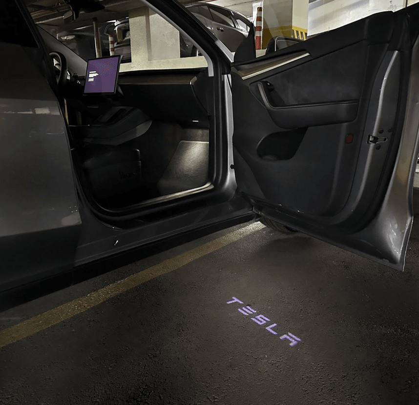 Tesla Model Y ile Uyumlu Araç Kapısı SD LED Projektör Işığı (Tesla Yazısı) - Standart Çözünürlük