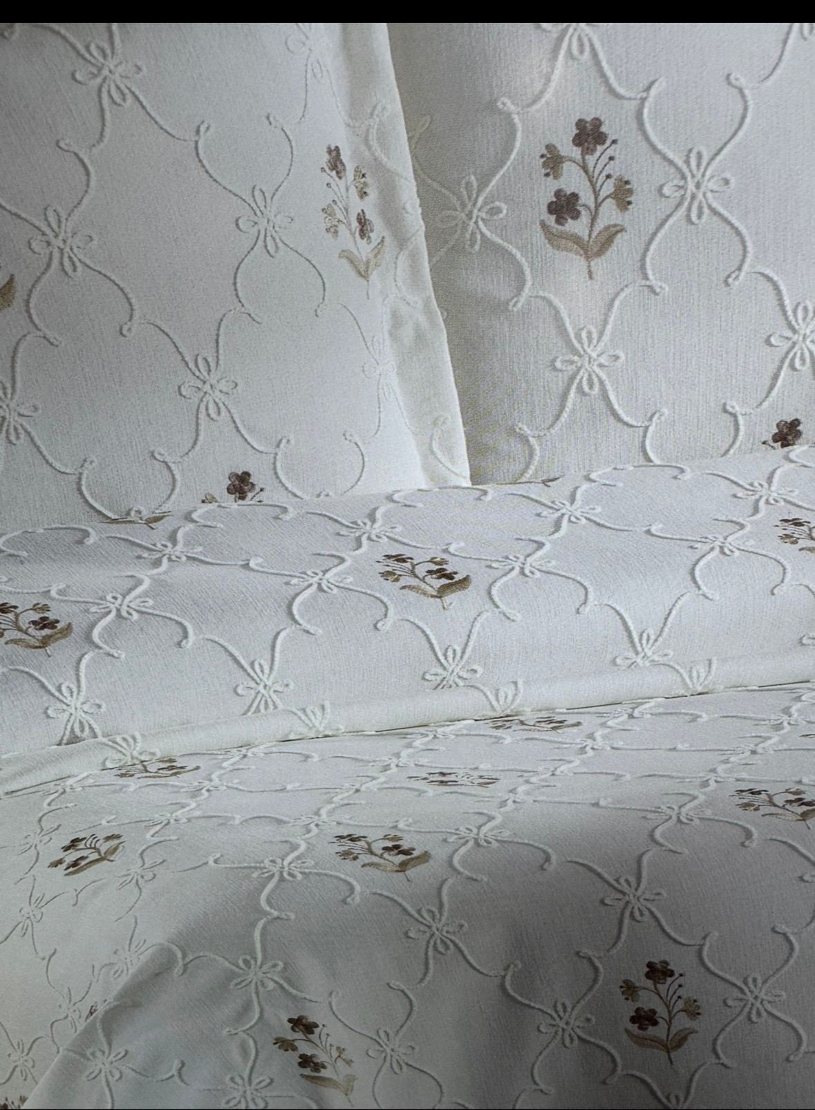 GOLDEN HOME OYA MODEL ÇİFT KİŞİLİK YASTIKLI NAKIŞLI PİKE CAPİÇİNO