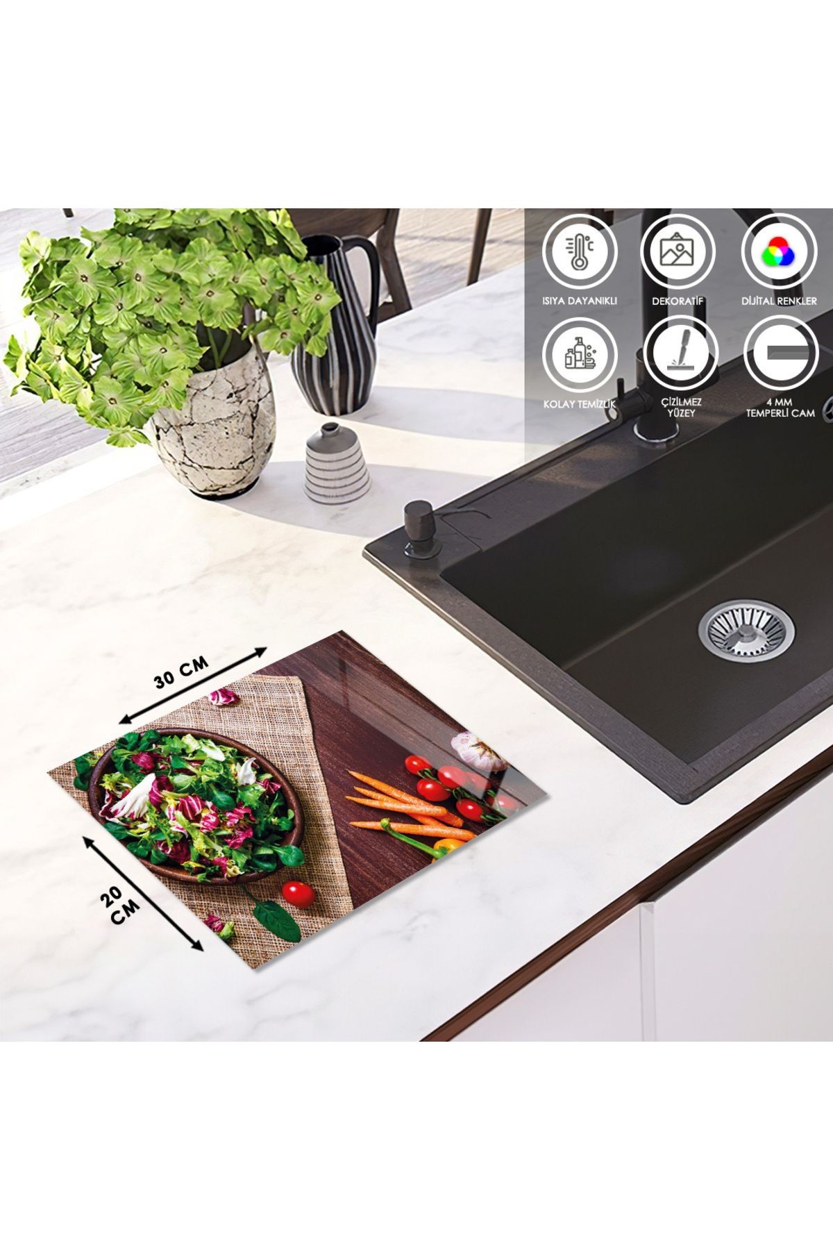 Cam Kesme Tahtası Masanın Üzerinde Sebzeler ve Salata