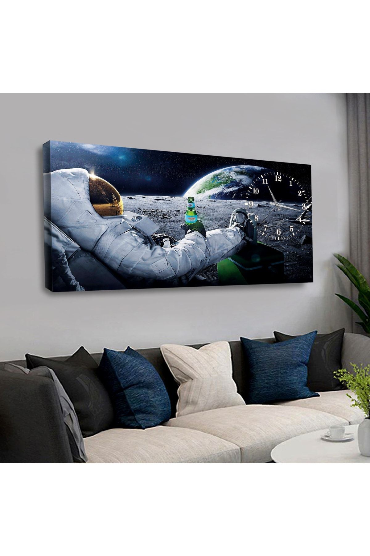 Kanvas Aydan Dünyayı Izleyen Astronot Saatli Tablo