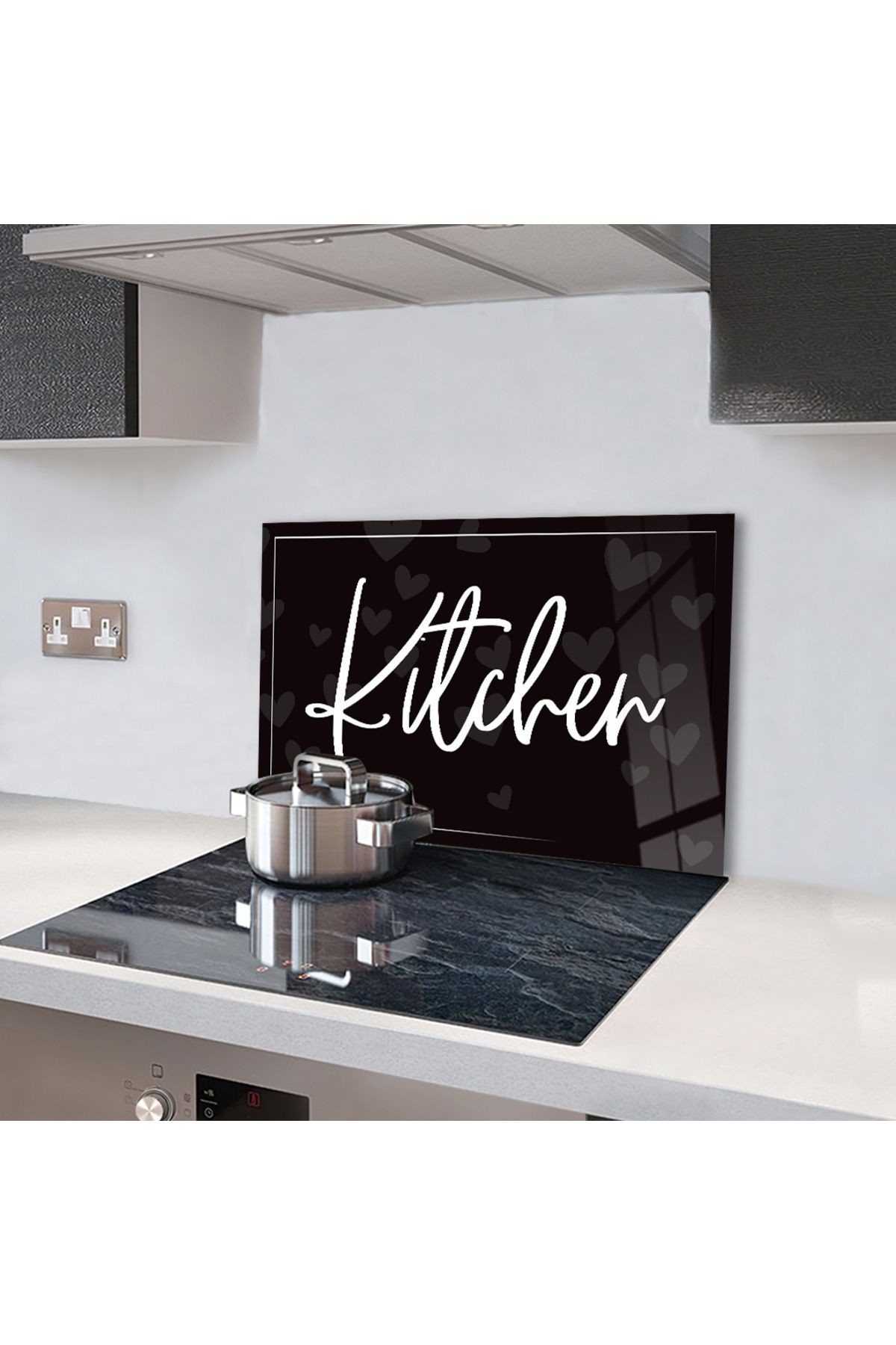 Ocak Arkası Temperli Cam Siyah Arka Planlı Kalpli "Kitchen" Yazılı