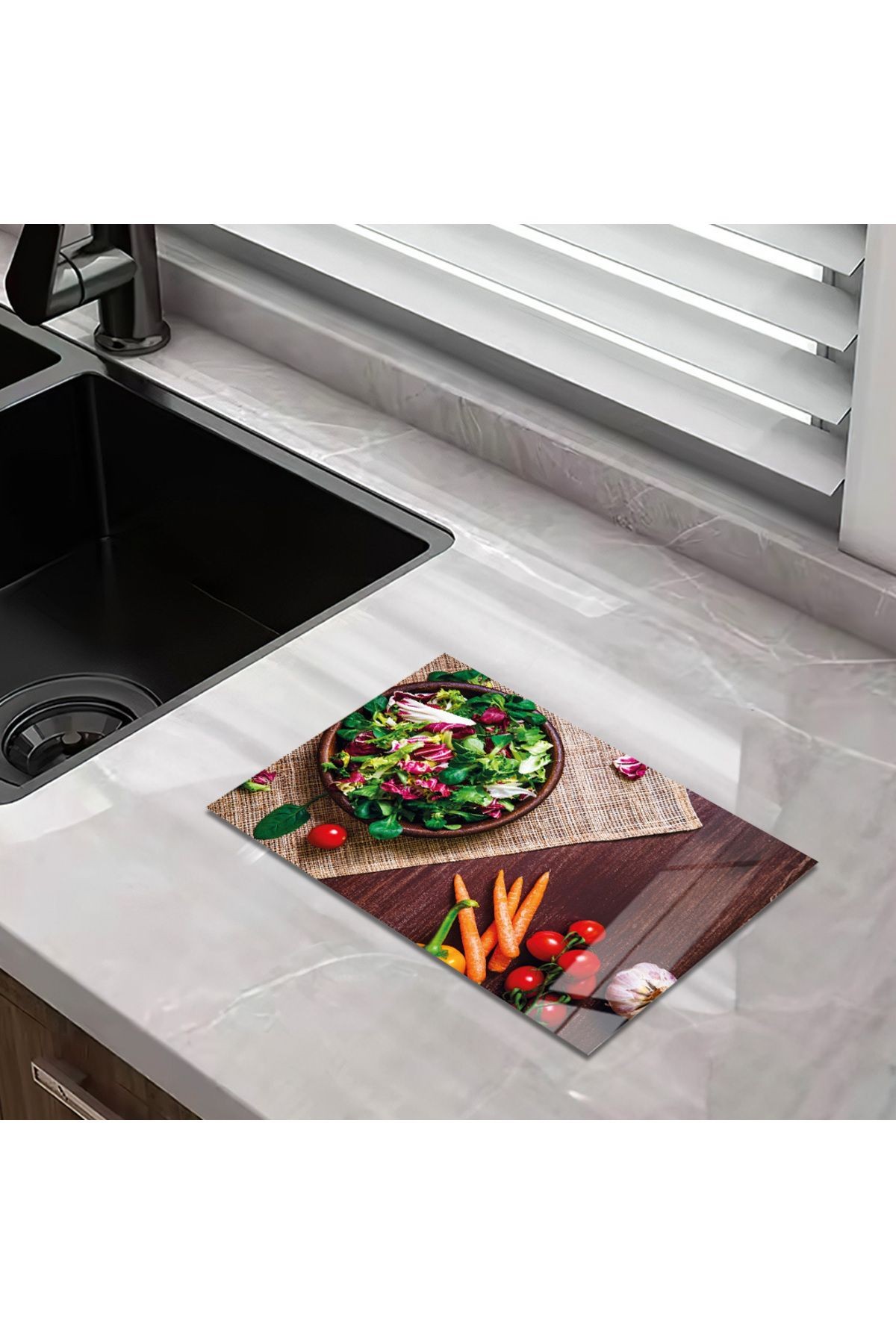 Cam Kesme Tahtası Masanın Üzerinde Sebzeler ve Salata