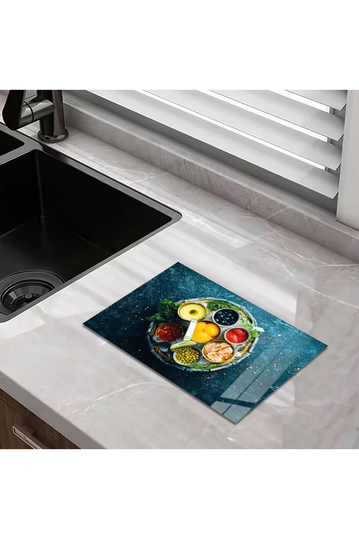 Cam Kesme Tahtası Sepet İçinde Konserve Ürünlü