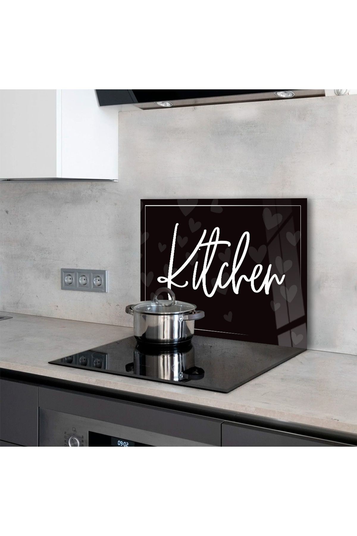Ocak Arkası Temperli Cam Siyah Arka Planlı Kalpli "Kitchen" Yazılı