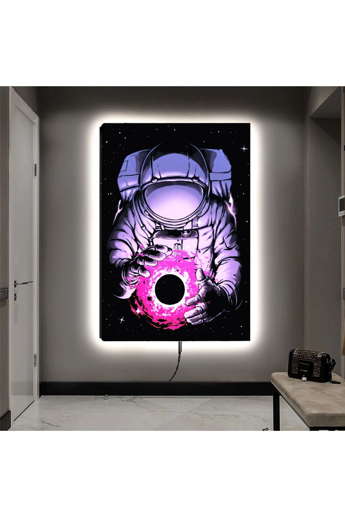 Kanvas Siyah Arka Planlı Pembe Gezegen Tutan Astronot Ledli Tablo