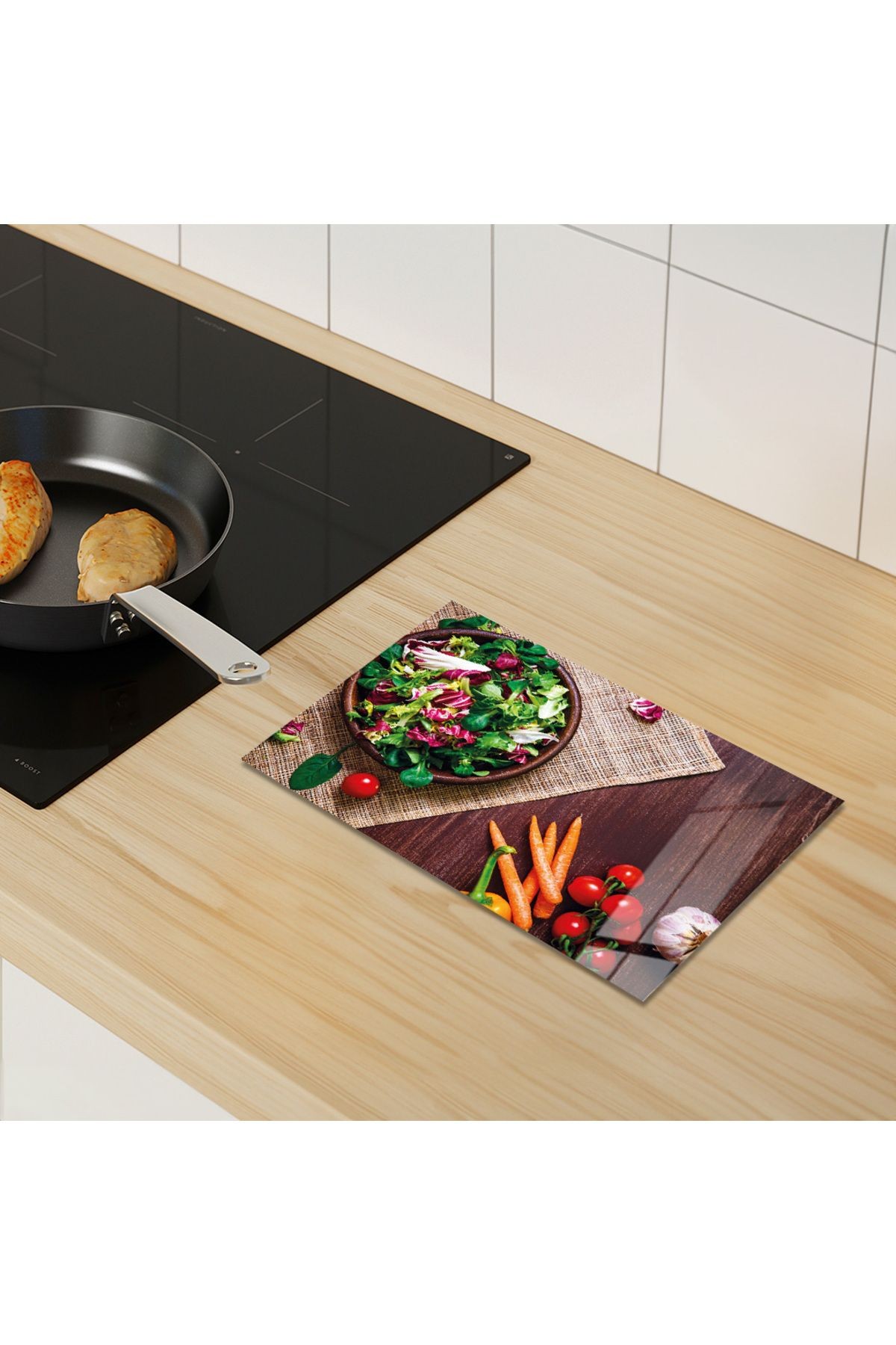 Cam Kesme Tahtası Masanın Üzerinde Sebzeler ve Salata